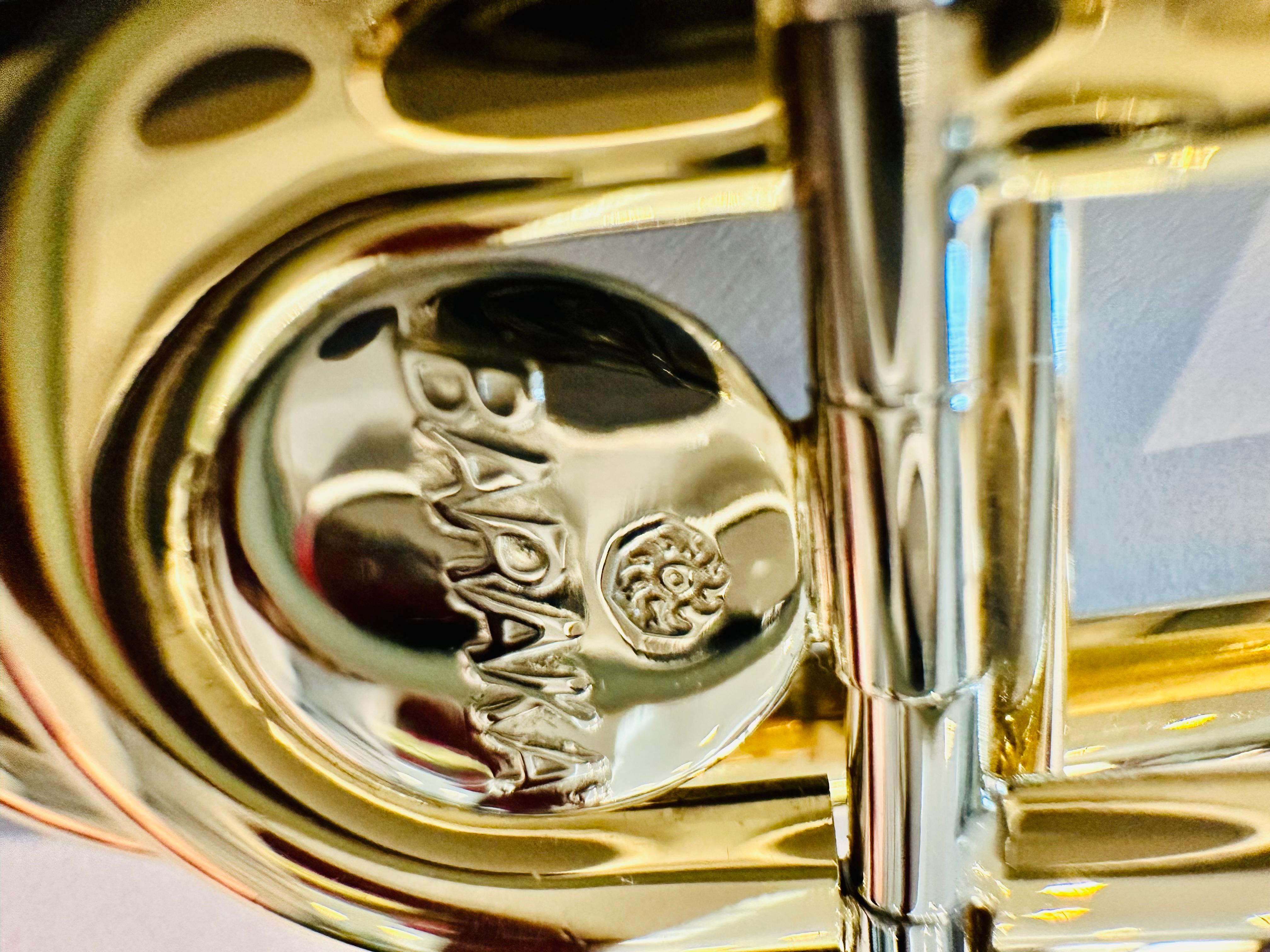 Auténtico símbolo de elegancia e innovación, esta pinza para billetes Baraka representa el equilibrio perfecto entre funcionalidad y lujo. Fabricado en oro amarillo y blanco de 18 quilates, destaca por su diseño moderno y refinado, realzado por un