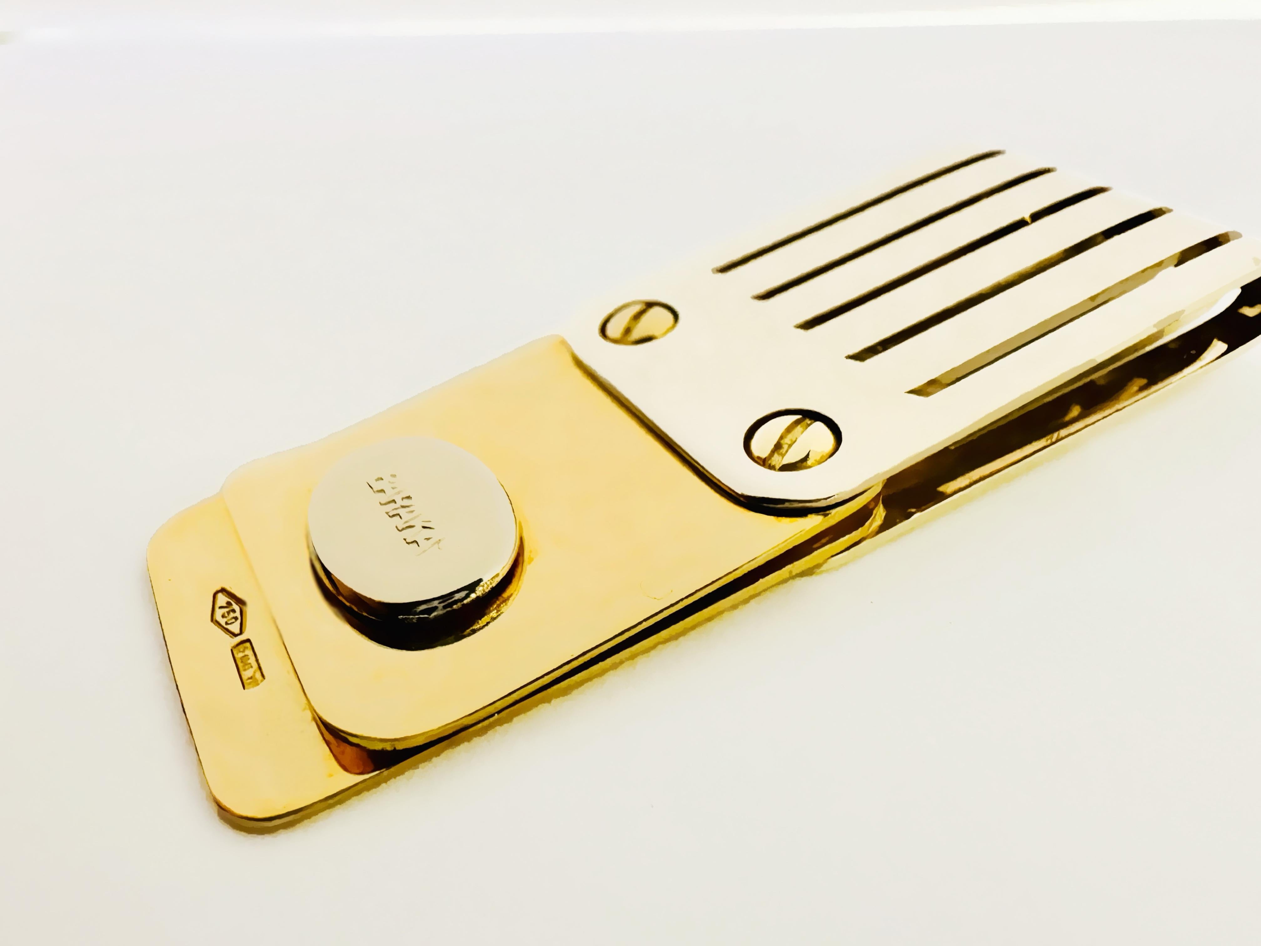 Ein charaktervolles Accessoire von Baraka, perfekt für alle, die Eleganz und Funktionalität in einem einzigen Schmuckstück suchen. Diese Geldscheinklammer aus 18-karätigem Gelb- und Weißgold ist die ideale Kombination aus raffiniertem Design und