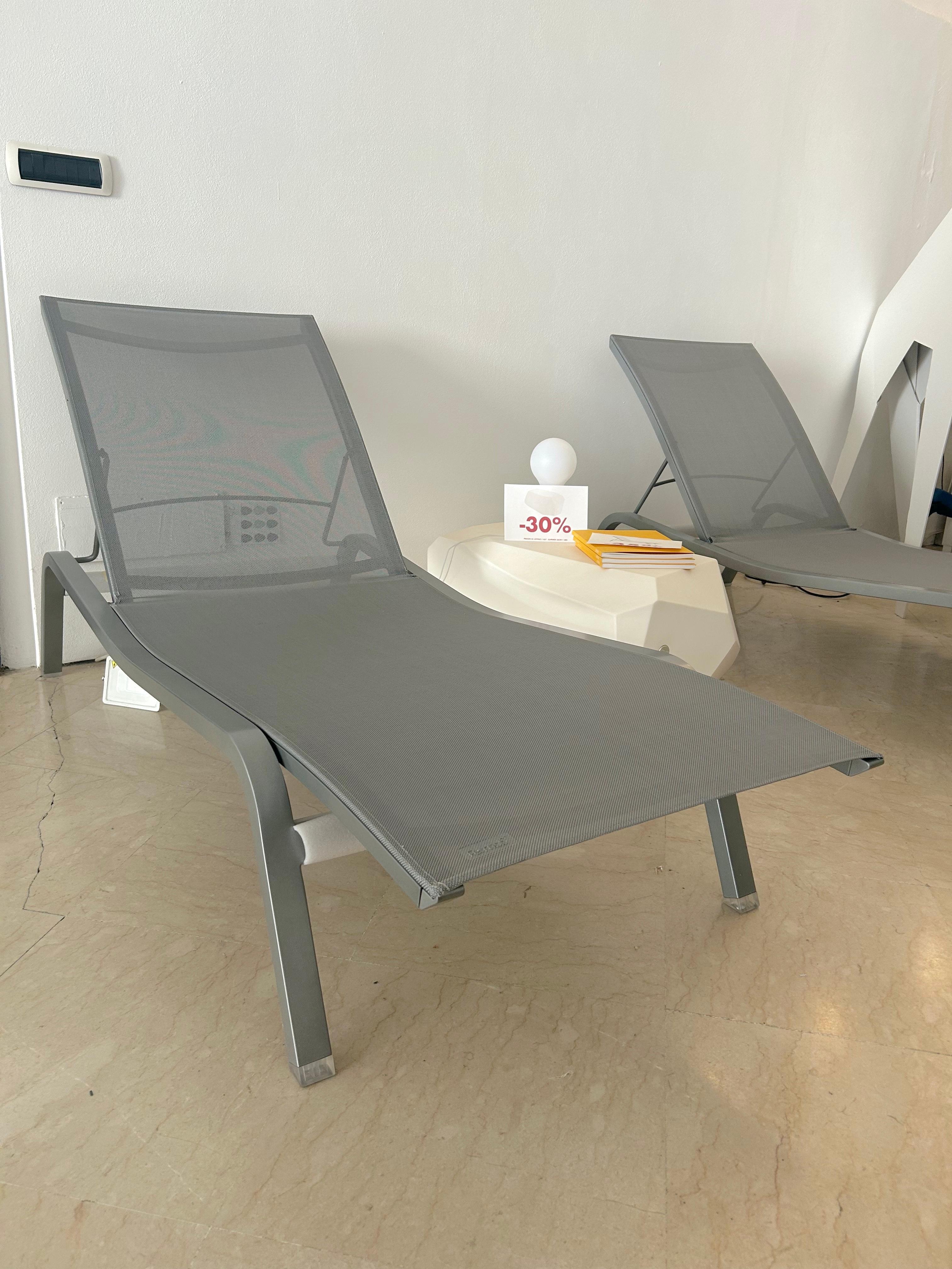 The Alizé XS by Fermob is a sleek, contemporary sun lounger designed for both comfort and durability in outdoor living. Its lightweight aluminium frame offers exceptional resistance to weather and corrosion, while the synthetic technical fabric seat