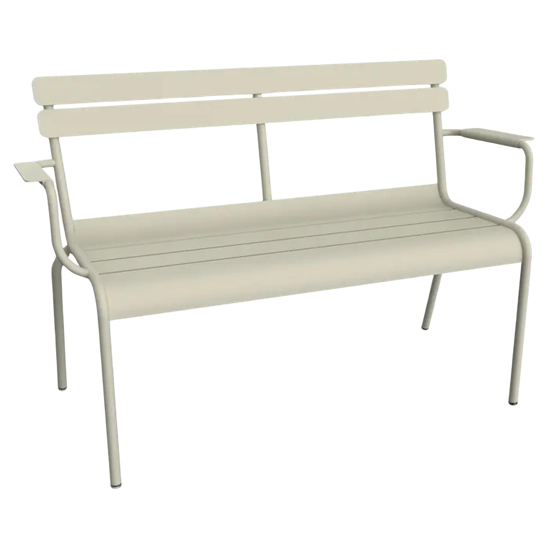 Fermob - Luxembourg 2-Sitzer Gartenbank mit Armlehnen - Clay Grey im Angebot