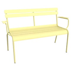 Fermob - Banco de jardín Luxembourg 2 plazas con reposabrazos - Frosted Lemon