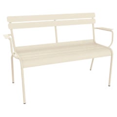 Fermob - Banco de jardín Luxembourg 2 plazas con reposabrazos - Beige latte