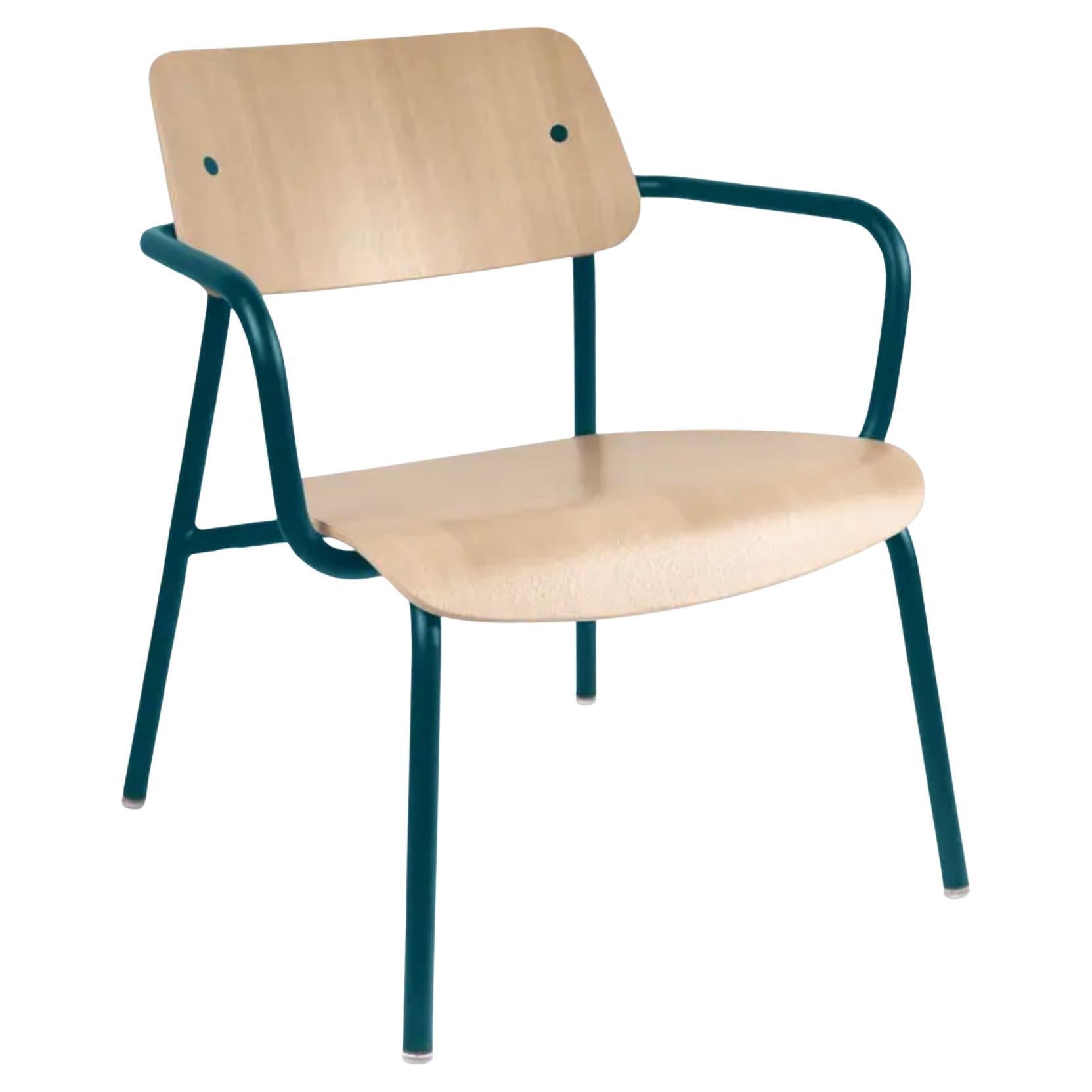 Fermob – STUDIE Oak Lounge Armchair - Acapulco Blue in vendita