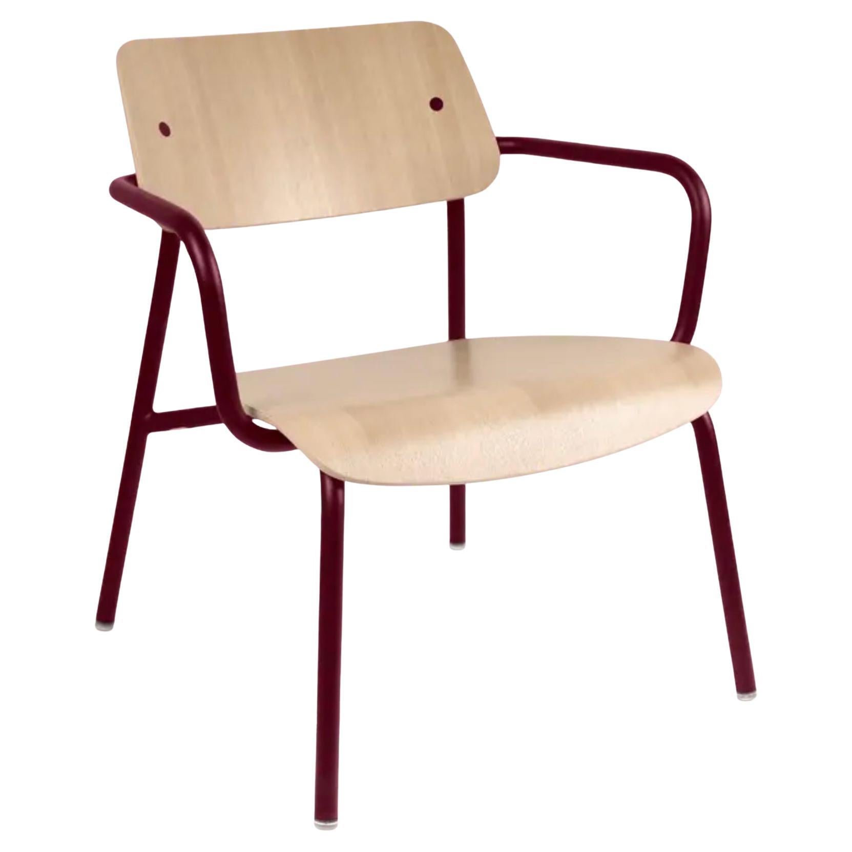 Fermob – STUDIE Oak Lounge Armchair - Black Cherry in vendita