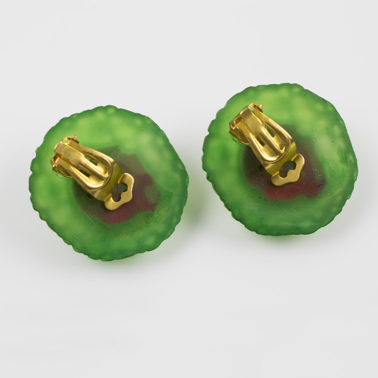 Fern Green and Ruby Red Rock-Shaped Lucite Clip Earrings In Excellent Condition For Sale In Atlanta, GA