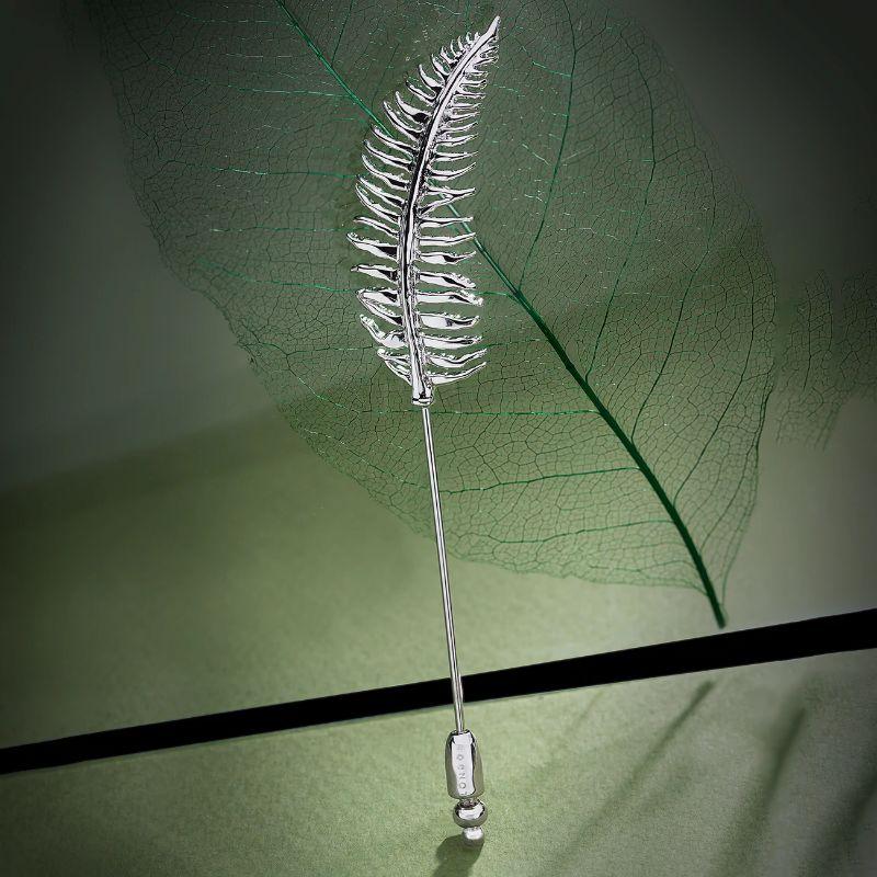 Fern Lapel Pin with Rhodium Finish In New Condition For Sale In Fulham business exchange, London