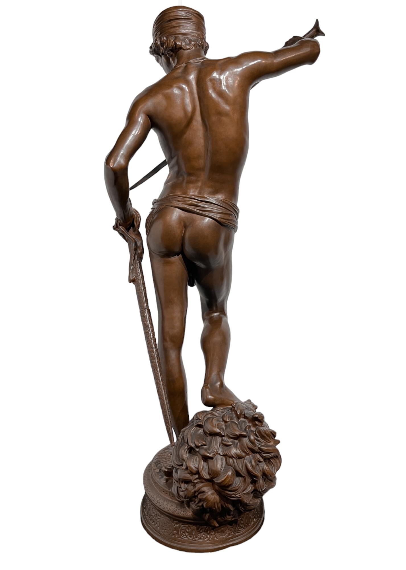 L'abbagliante David, un soggetto prolifico tra gli artisti della scultura a partire dal Rinascimento; questa versione successiva di Antonin Merice si basa senza dubbio sulla tradizione del David in statuetta. Ispirato alla più famosa