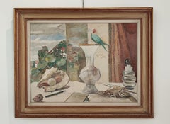 Parakeet in einem Innenraum mit Vase und Muscheln