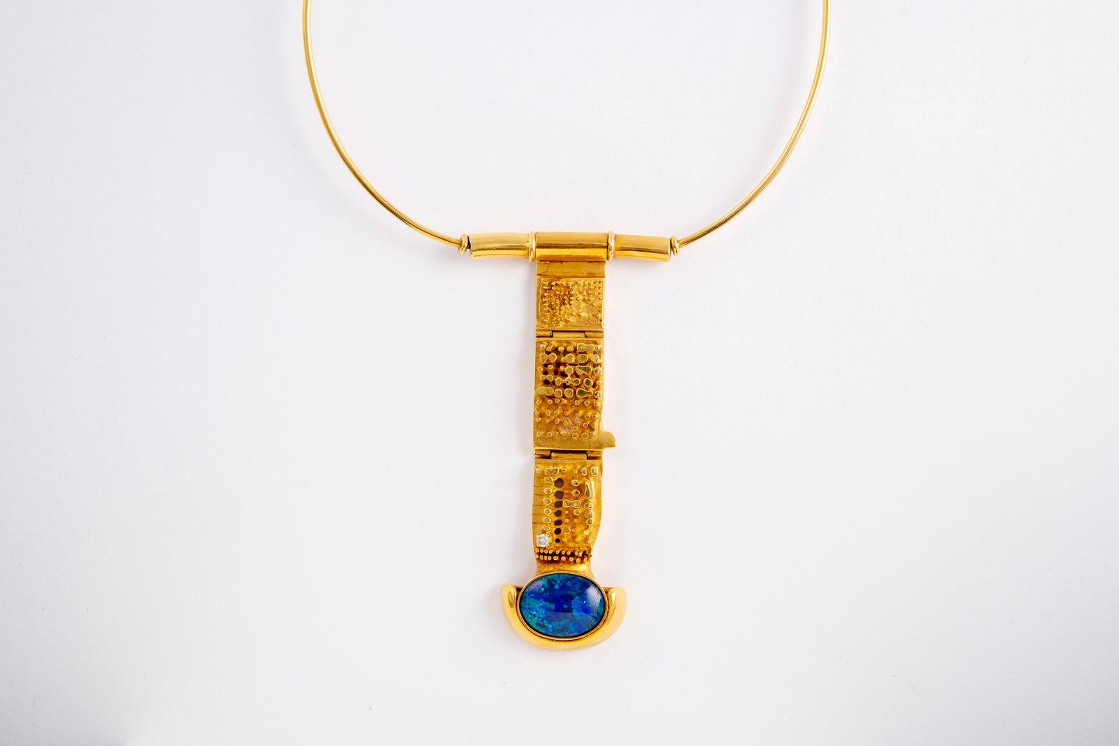 Atelier Fernand DEMARET (Bijouterie Fernand DEMARET)
Halskette aus 18 Karat Gold und schwarzem synthetischem Opal. 
von Fernand Demaret , einem berühmten belgischen Goldschmied und den Künstlern seines Studios.
Einzigartiges Stück
Länge der