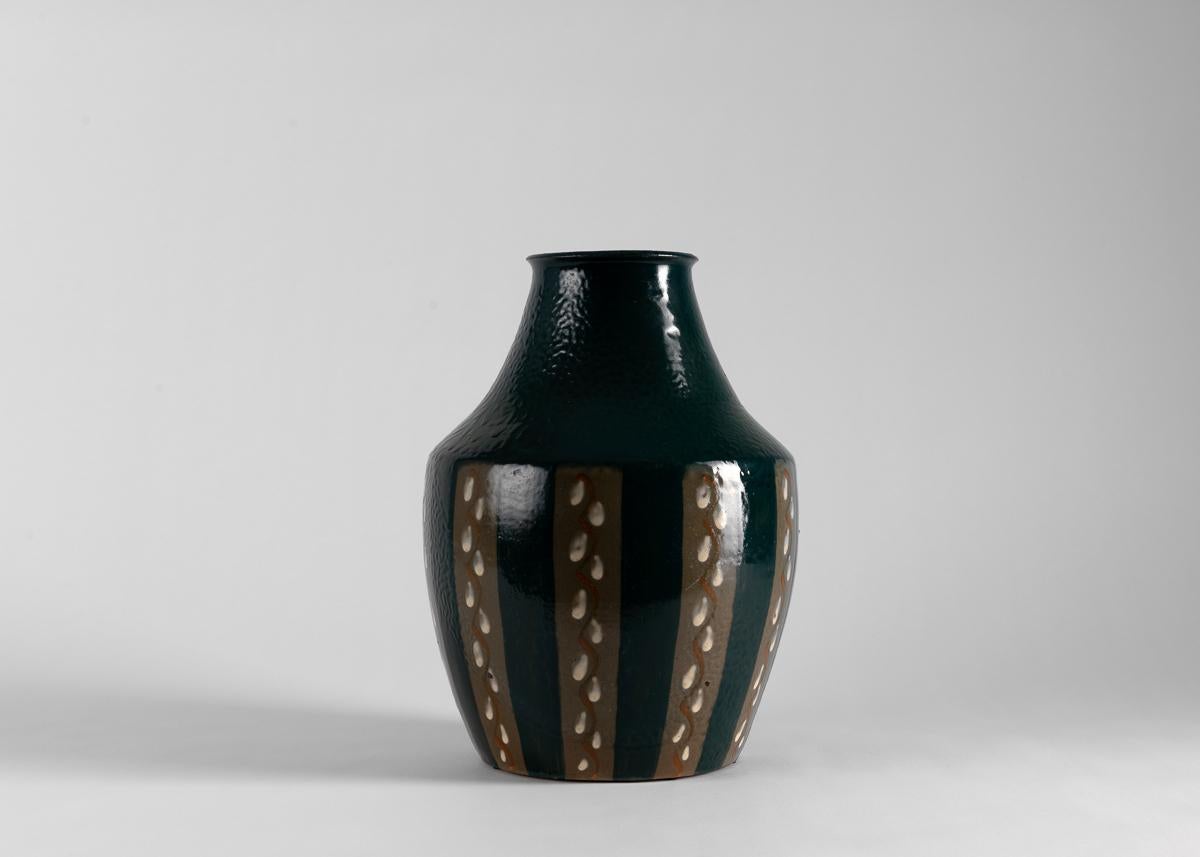 Questo grande vaso è smaltato in nero alternato a strisce marroni con segni chiari.

Marcato: 50,5, Alsazia e Monogram: ESF