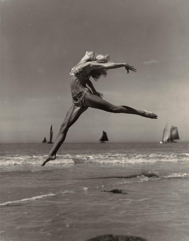 Black and White Photograph Fernand Fonssagrives - Lisa danse à la Franchiere