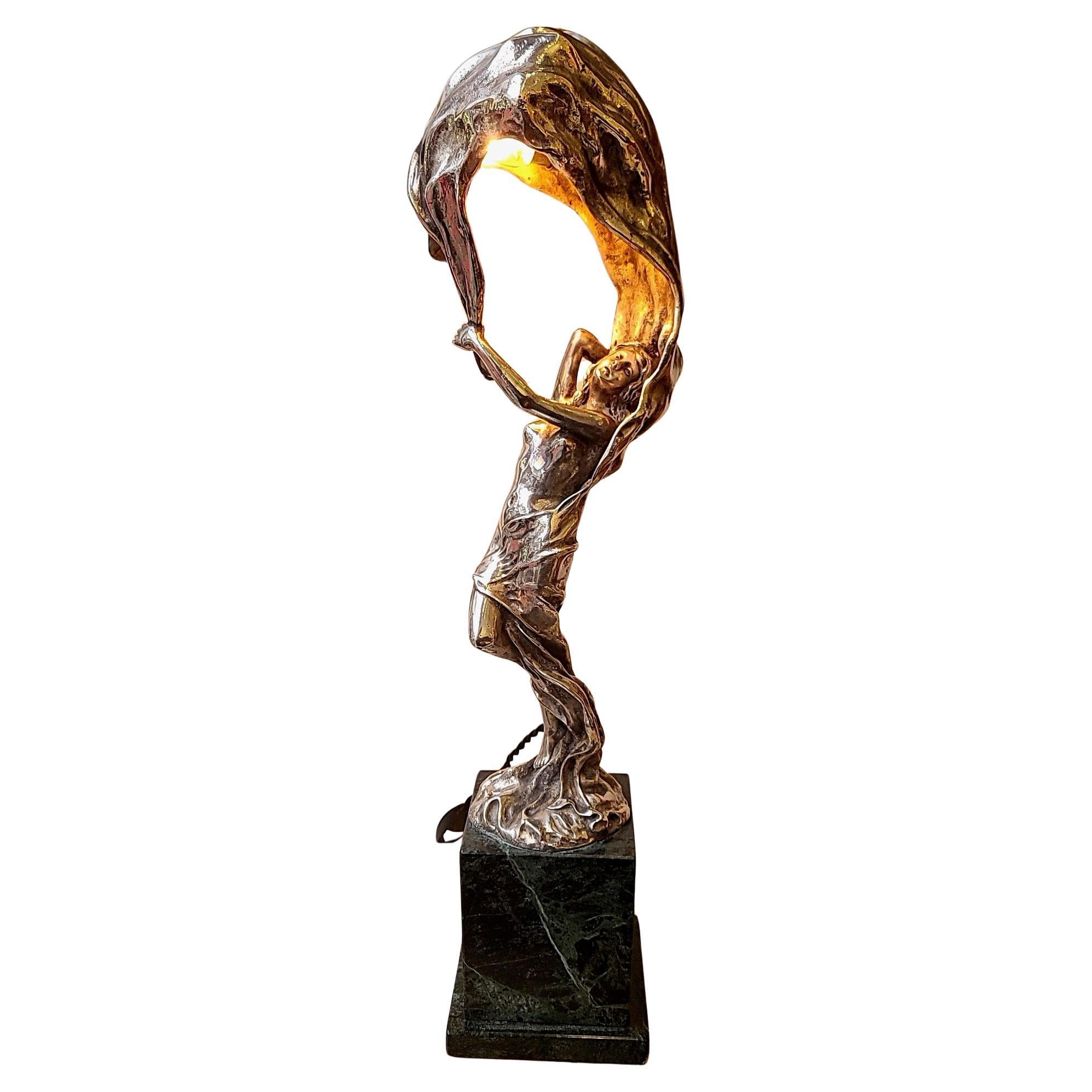 Fernand Ouillon-Carrère (1879-1959)
Loïe Fuller
Lámpara Veilleuse de bronce
Diseñada como una Mujer Bailando al viento, inspirada en la famosa bailarina contemporánea L. Fuller
Prueba en bronce con pátina de plata, formando lámpara
Montado sobre un