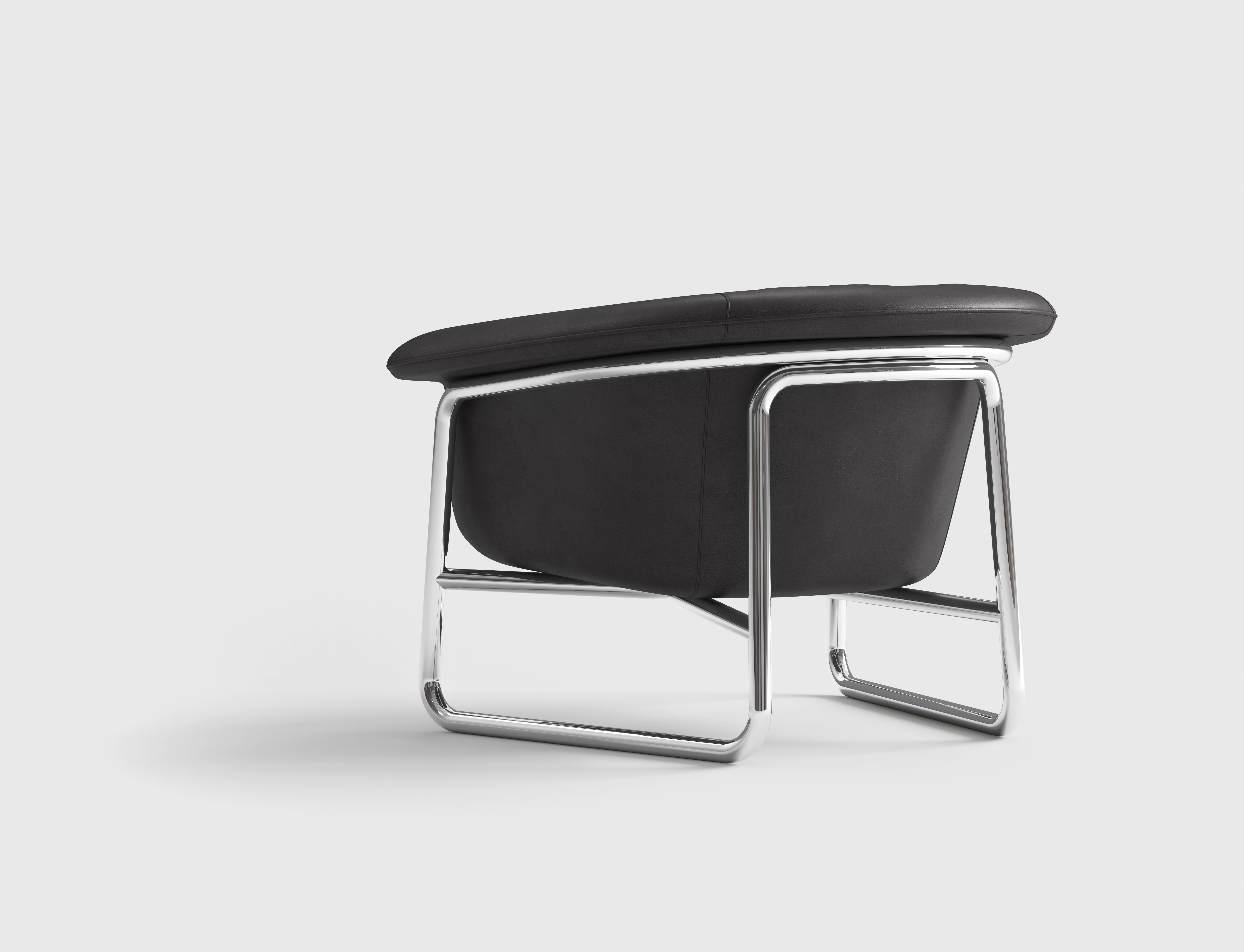 Esta pieza, un sillón elegante y versátil, cuenta con una robusta estructura metálica que proporciona tanto durabilidad como un aspecto elegante y contemporáneo. El asiento y el respaldo están tapizados en piel de primera calidad o en tela de alta