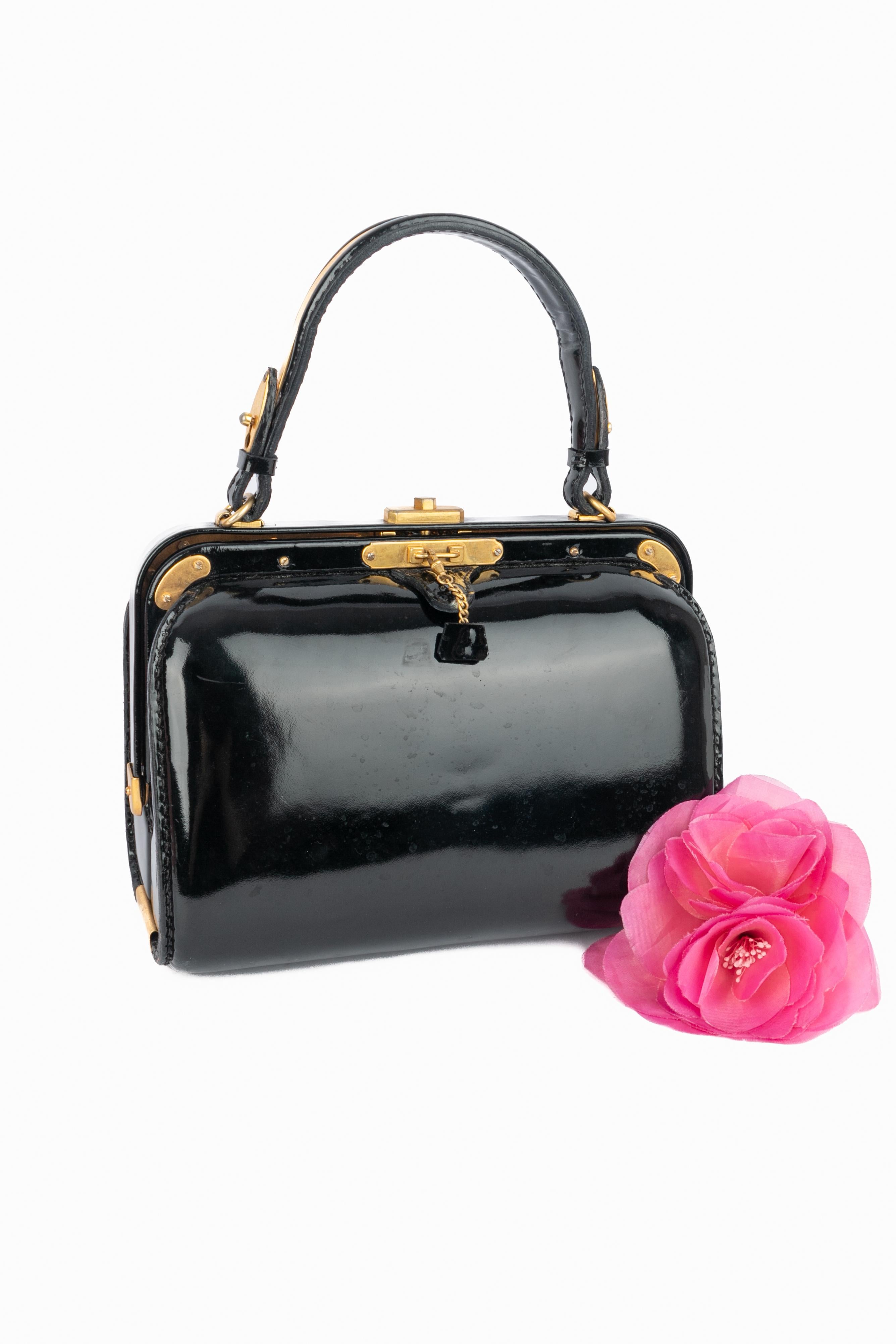 FERNANDE DESGRANGES -(Made in France) Schwarze, kastenförmige Kalbsledertasche mit vergoldeten Elementen. Tasche im Stil eines Doktors aus den 1960er Jahren.

Bedingung:
Sehr guter Zustand

Abmessungen:
Höhe: 16 cm - Breite: 22 cm - Tiefe: 11