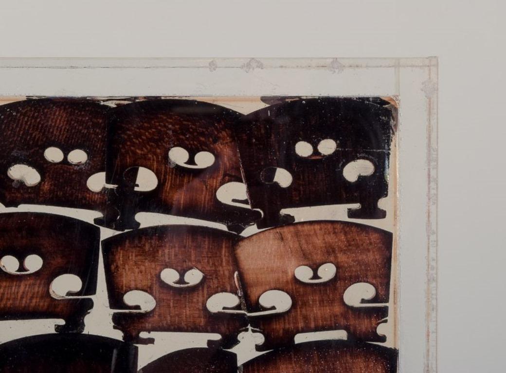 Arman Fernandez Arman (1928-2005). Accumulation de ponts de violon en bois brûlé en résine Excellent état - En vente à København, Copenhagen
