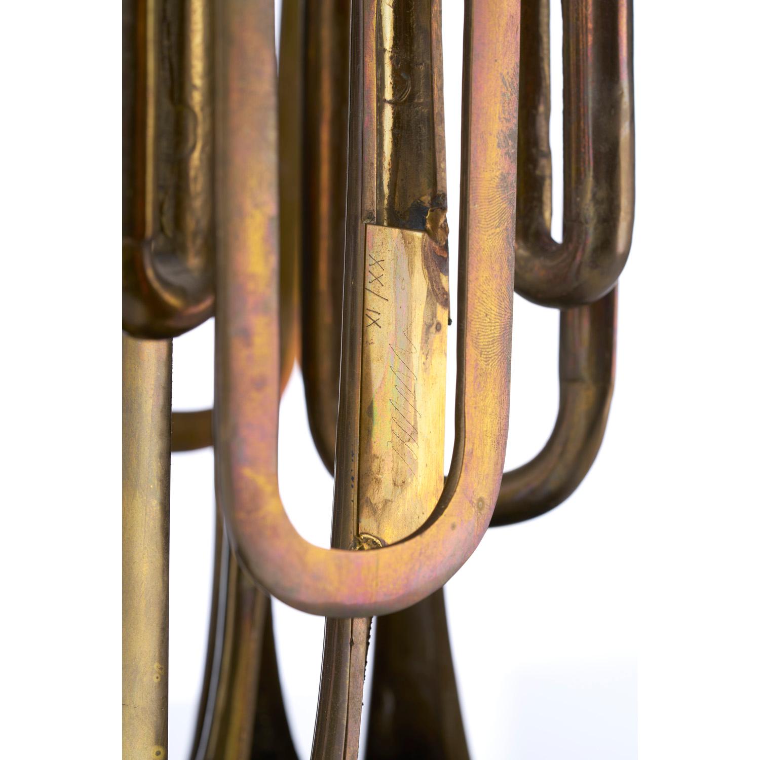 La trompette coupée - Or Figurative Sculpture par Fernandez Arman