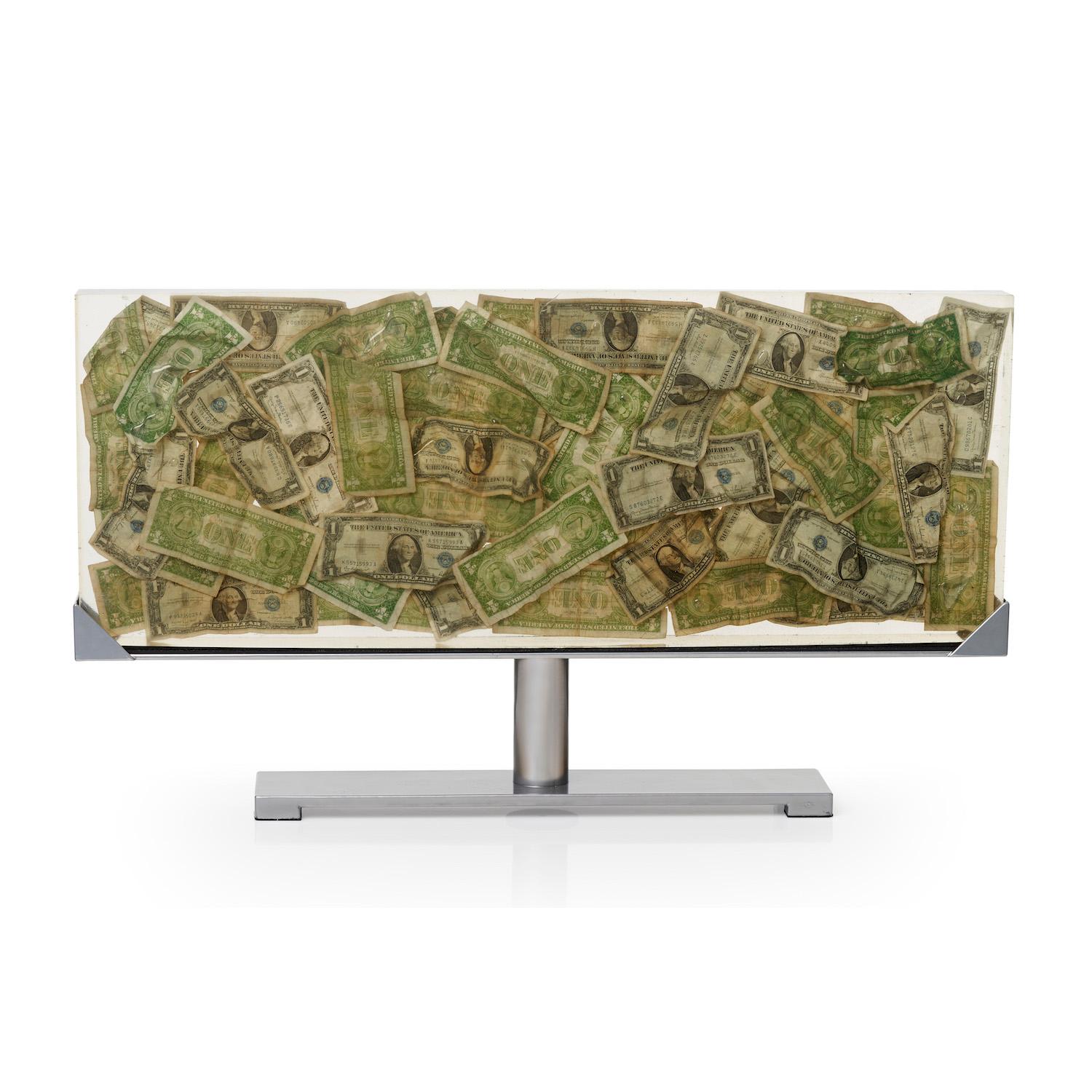 Stèle aux Dollars. - Contemporain Sculpture par Fernandez Arman