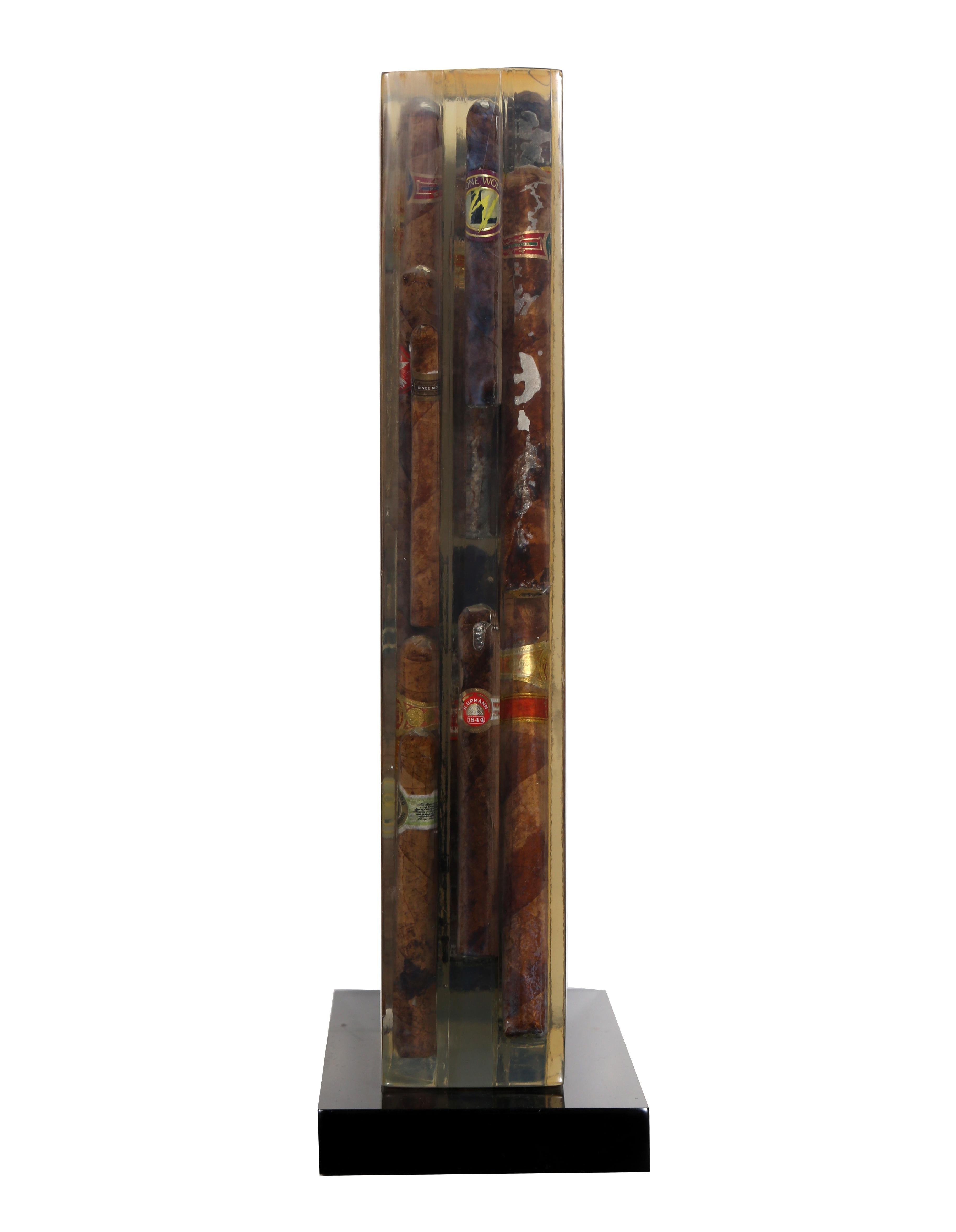 Une sculpture unique de l'artiste français Arman. Cette collection de cigares de classe mondiale enfermés dans de la résine transparente est une pièce caractéristique de la période 
