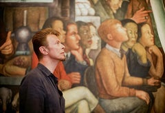 David Bowie vor einem Wandgemälde von Diego Rivera 1997