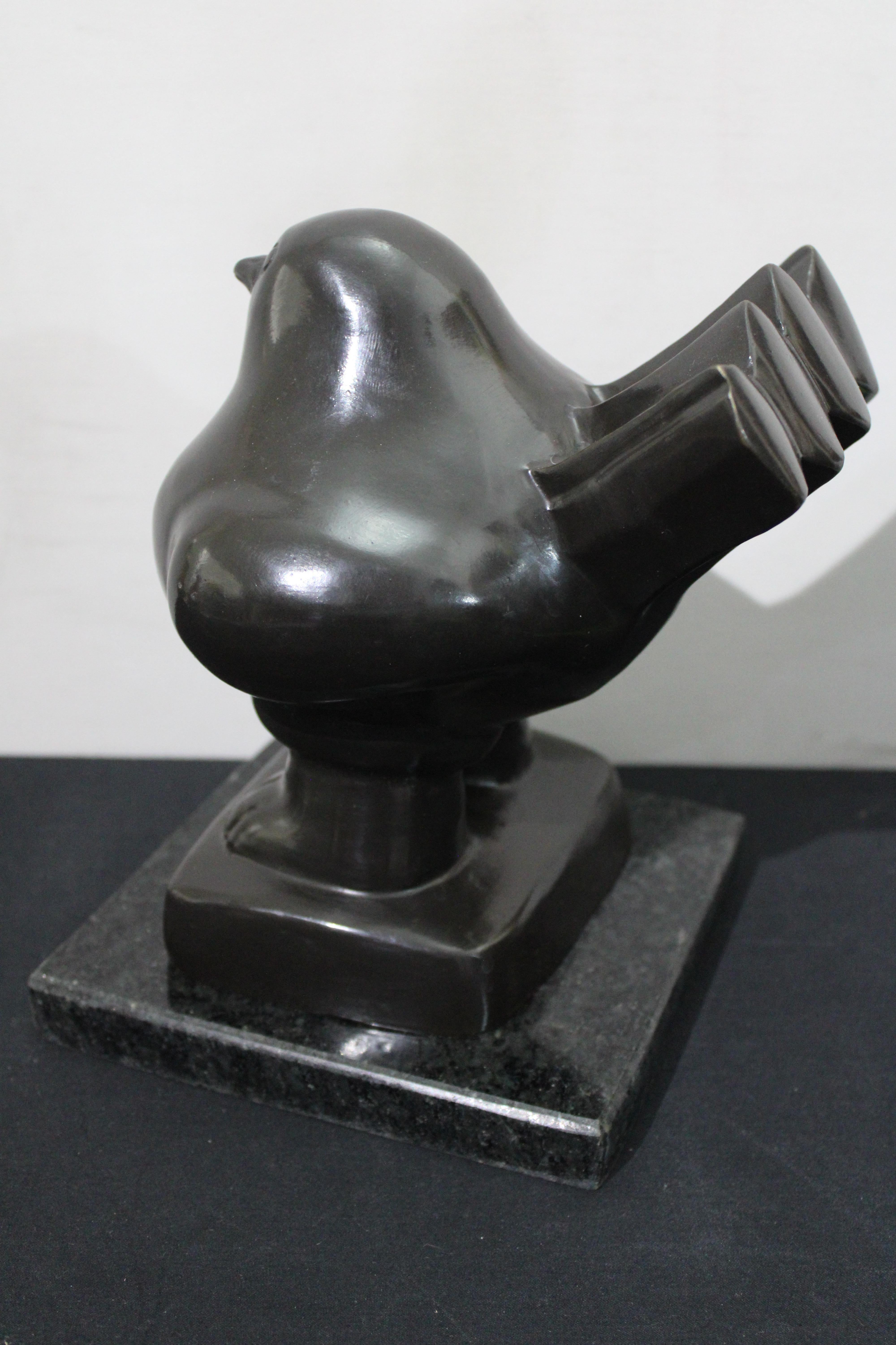 Esta escultura AFTER BOTERO es una reproducción muy bella y fiel al estilo de la obra de BOTERO que se ha vendido muy bien aquí en 1st Dibs. 

La edición es 50 en números romanos. 

En  La escultura de bronce tiene una pátina oscura muy rica sobre