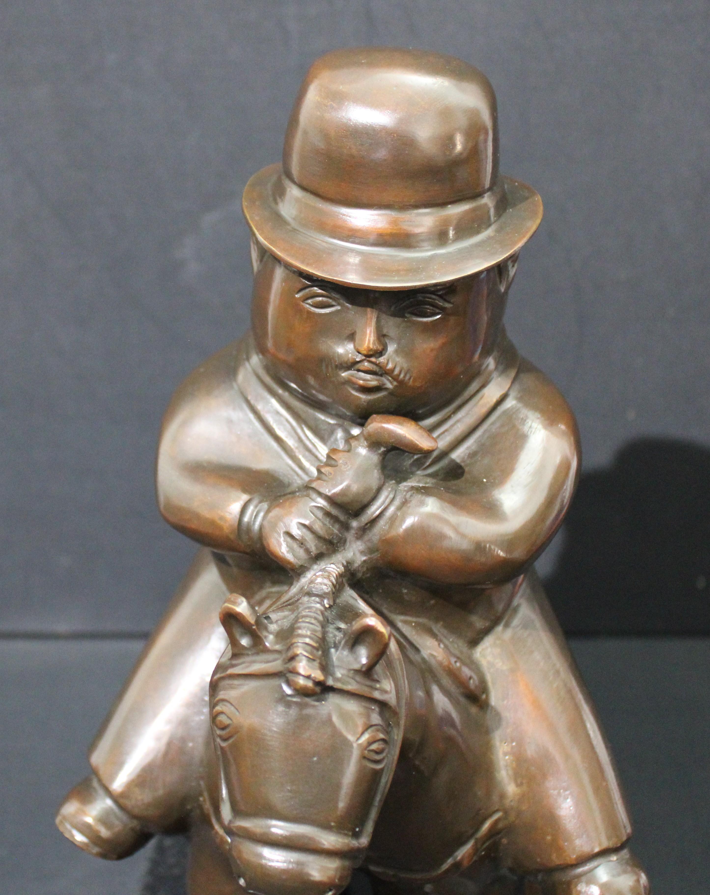 Cette sculpture AFTER BOTERO est une très belle reproduction fidèle au style de l'œuvre de BOTERO qui s'est très bien vendue ici sur 1st Dibs. 

L'édition est de 50 en chiffres romains. 

Le site  La sculpture en bronze est livrée avec une patine