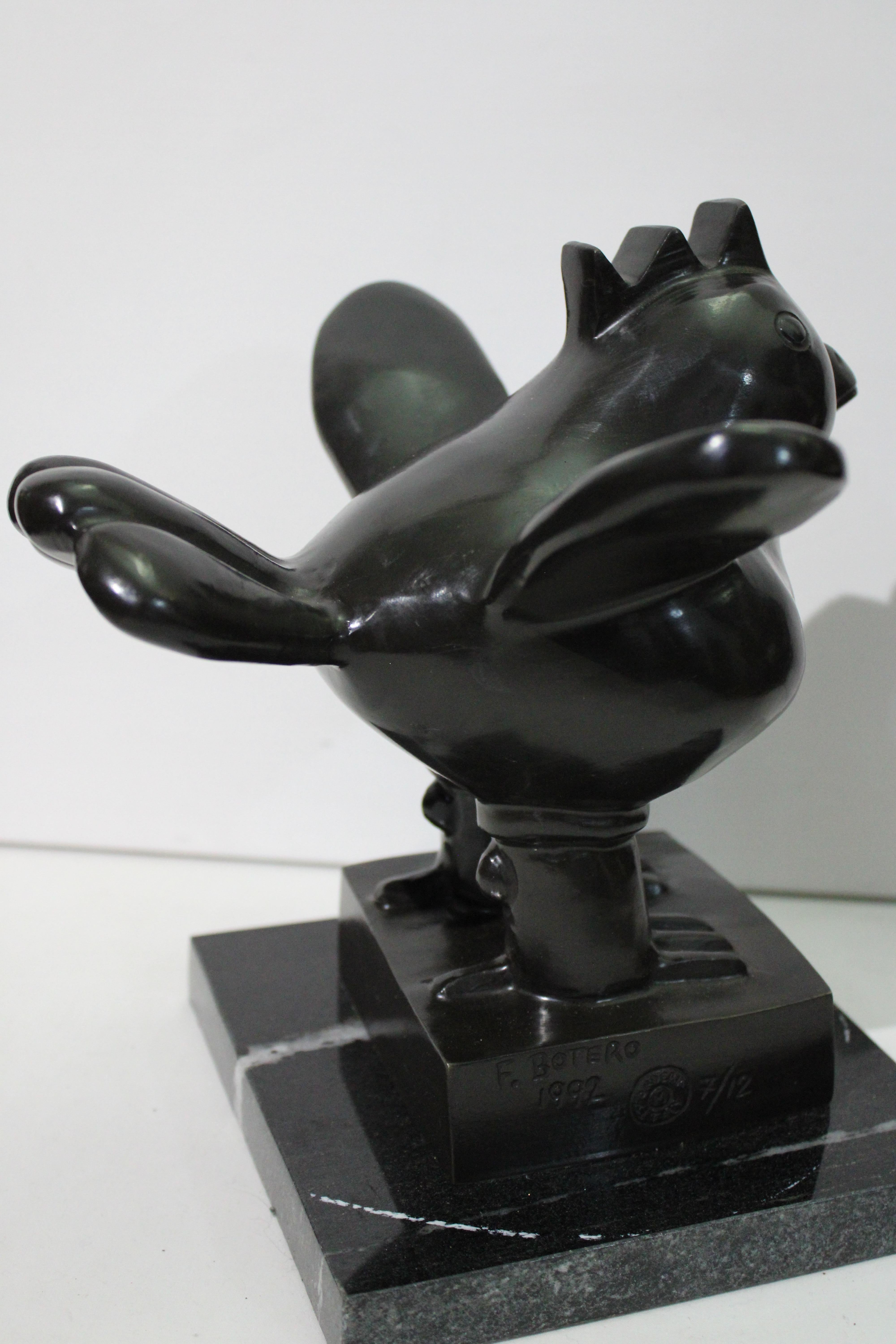 Nach Fernando Botero
Bronze Big Bird  Skulptur auf Marmorsockel
Gestempelt F. BOTERO 1992, 
Nummeriert.