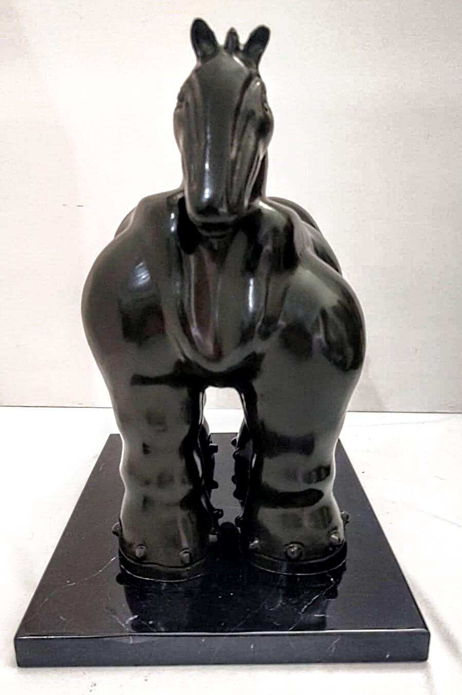Nach Fernando Botero
Bronze-Pferdeskulptur auf Marmorsockel
Gestempelt F. BOTERO 1992, 
Nummeriert.