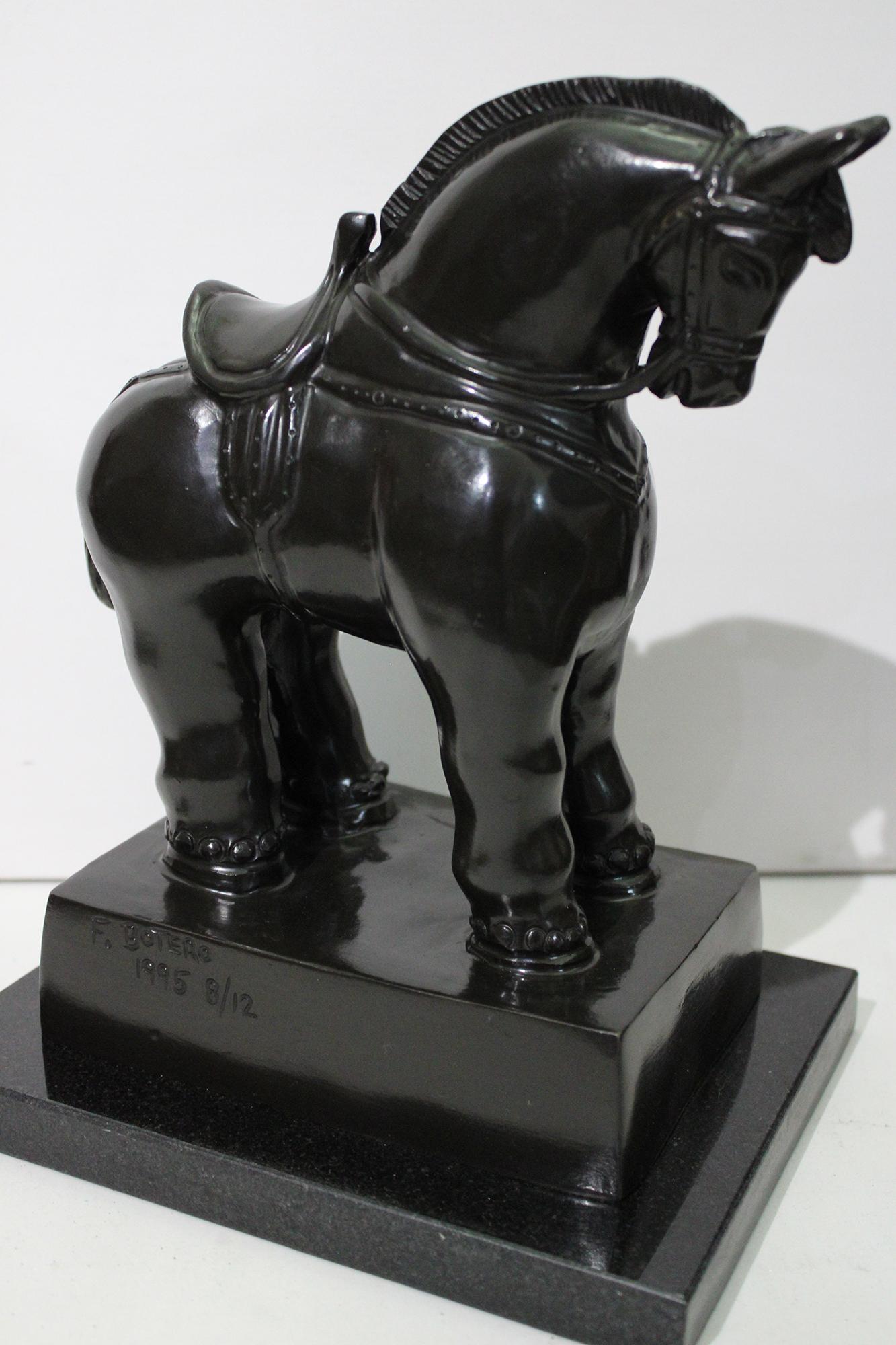 Après Fernando Botero
Cheval en bronze avec selle - Sculpture sur socle en marbre
Estampillé F. BOTERO 1992, 
Numéroté.