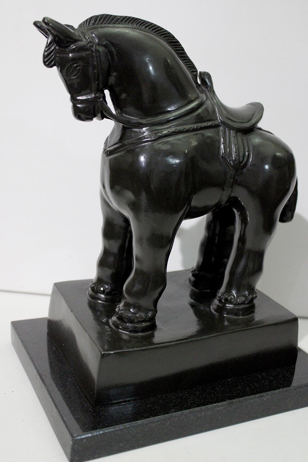 Sculpture en bronze d'après Botero - Cheval avec selle en vente 1