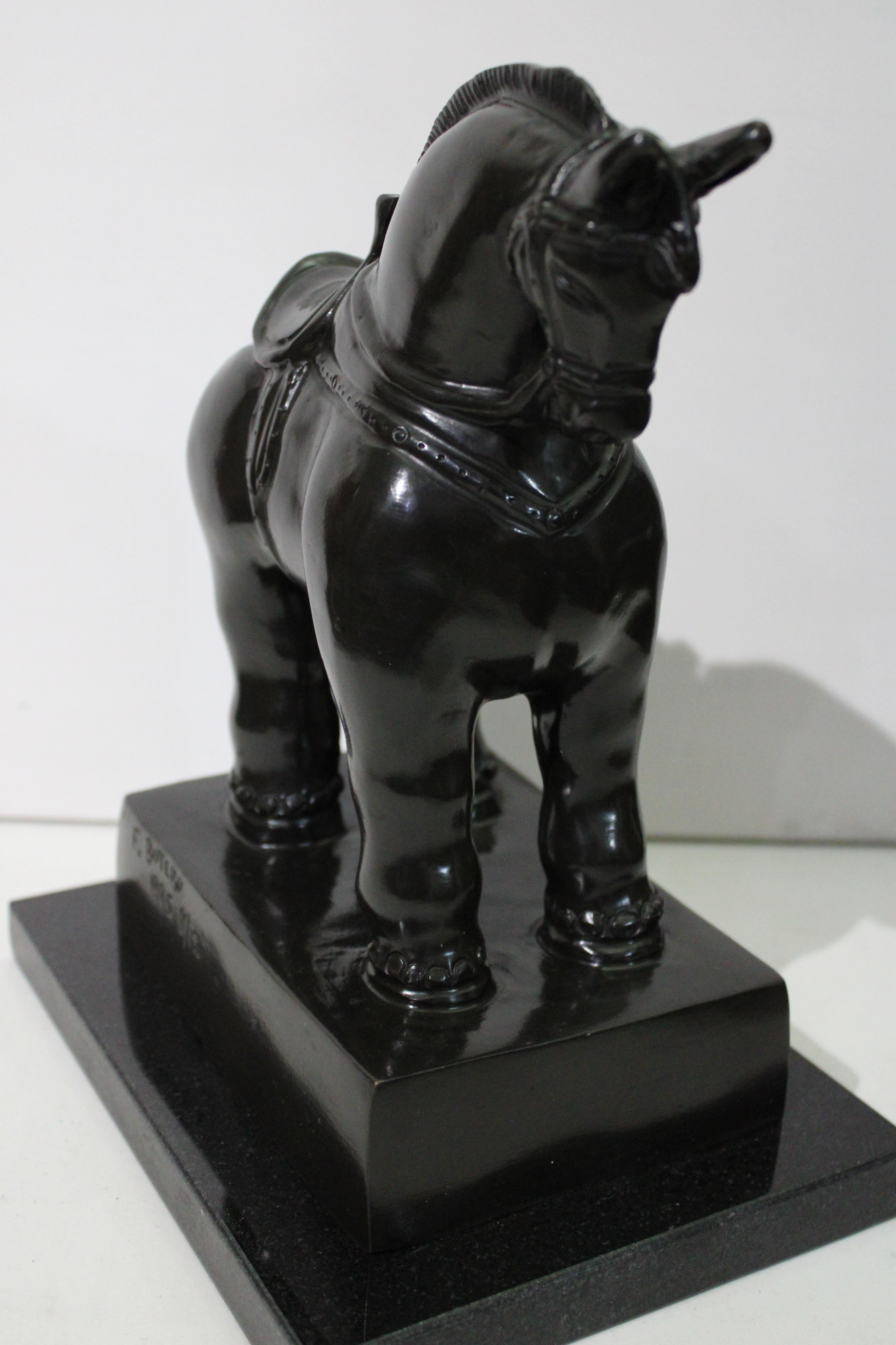 Sculpture en bronze d'après Botero - Cheval avec selle en vente 4