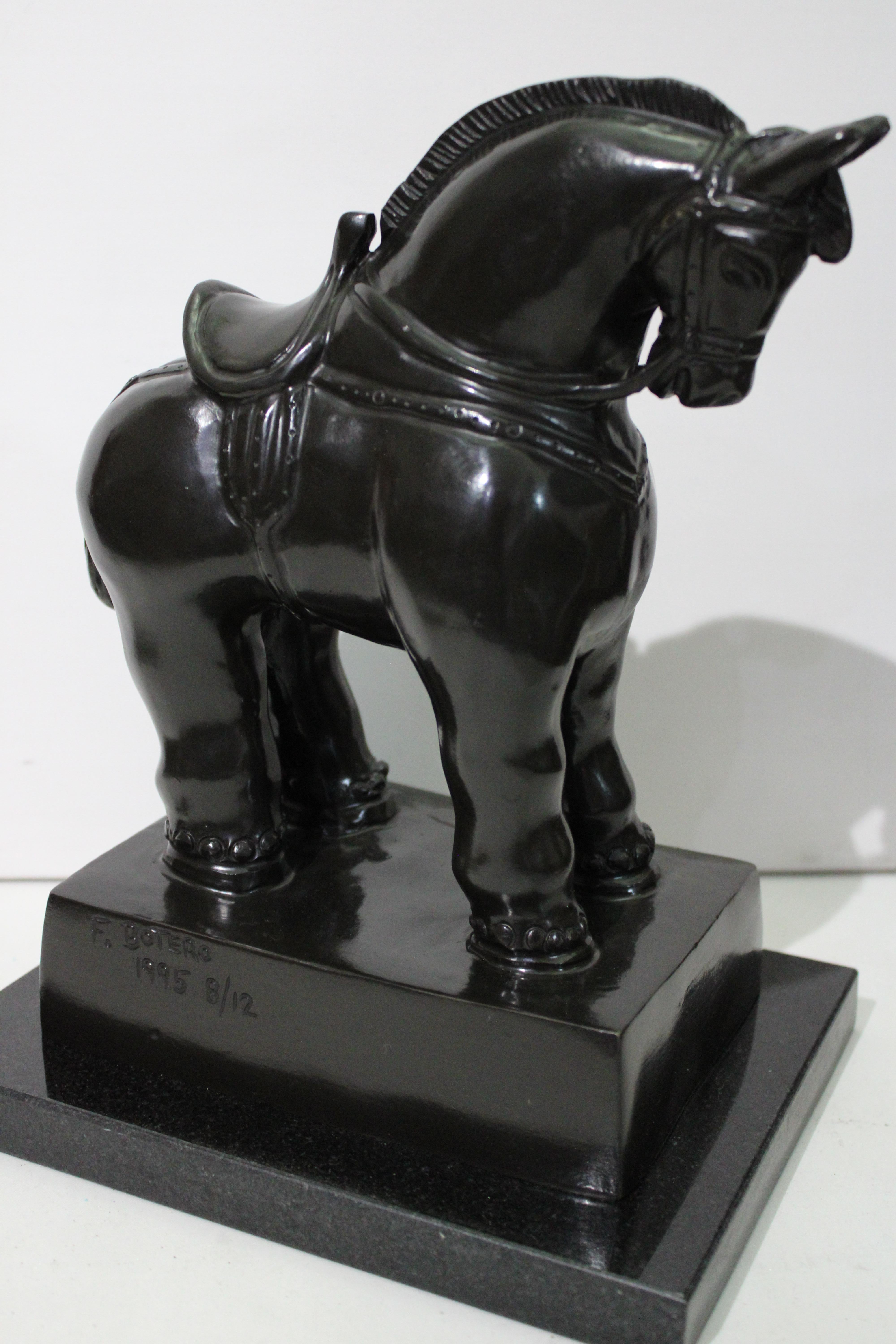 Sculpture en bronze d'après Botero - Cheval avec selle en vente 5