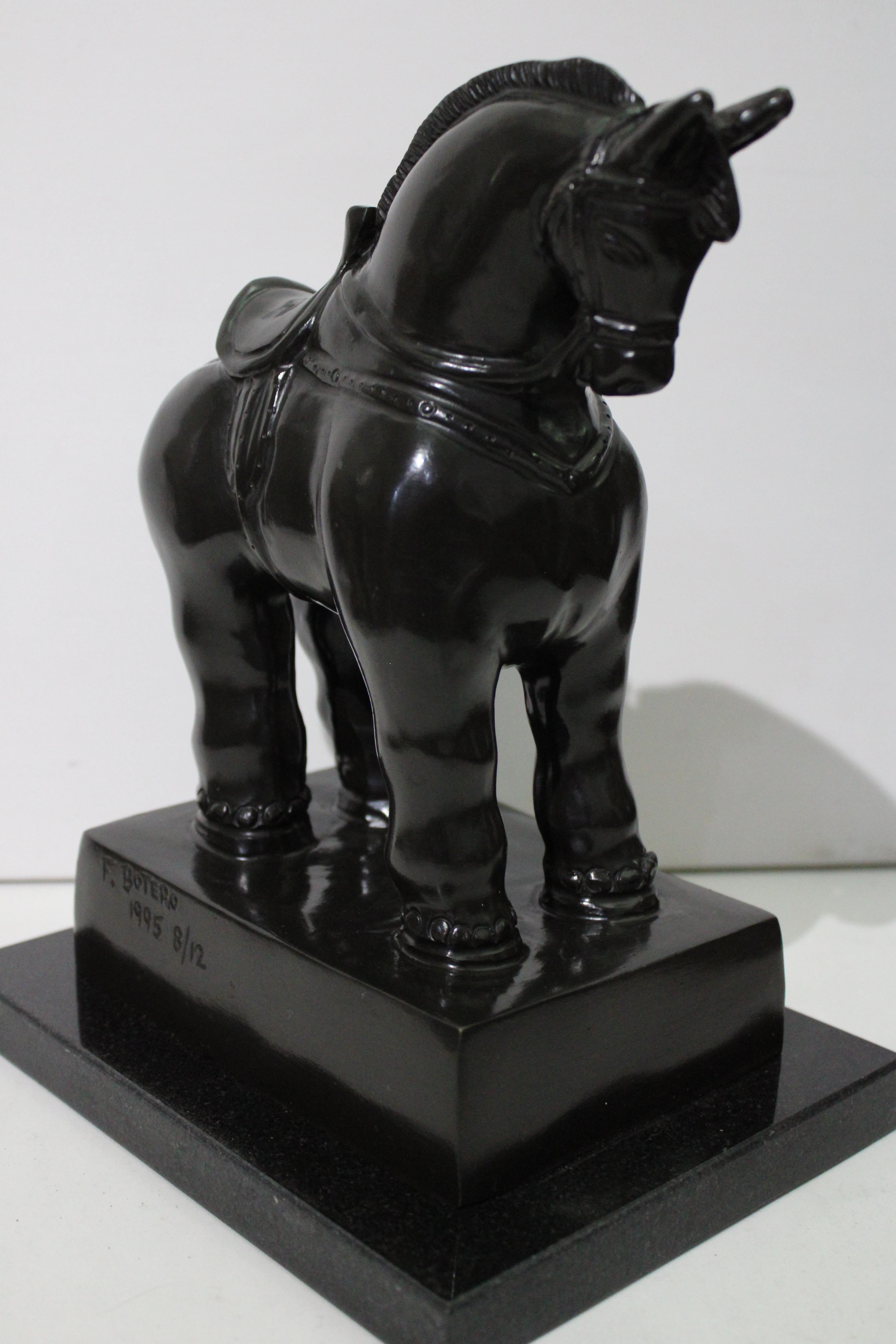 Nach Botero - Pferd mit Sattel Bronzeskulptur im Angebot 4