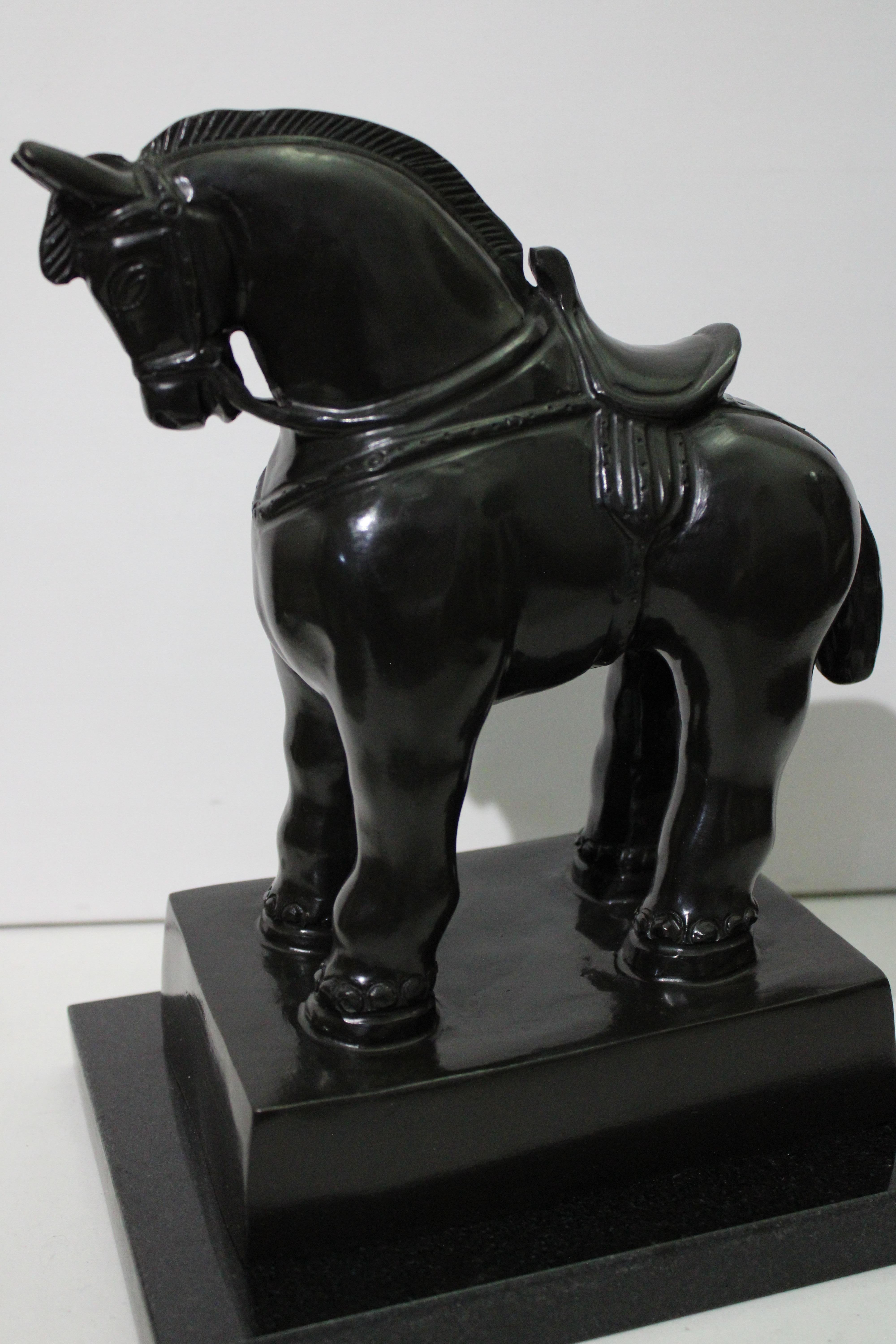 Nach Botero - Pferd mit Sattel Bronzeskulptur im Angebot 5
