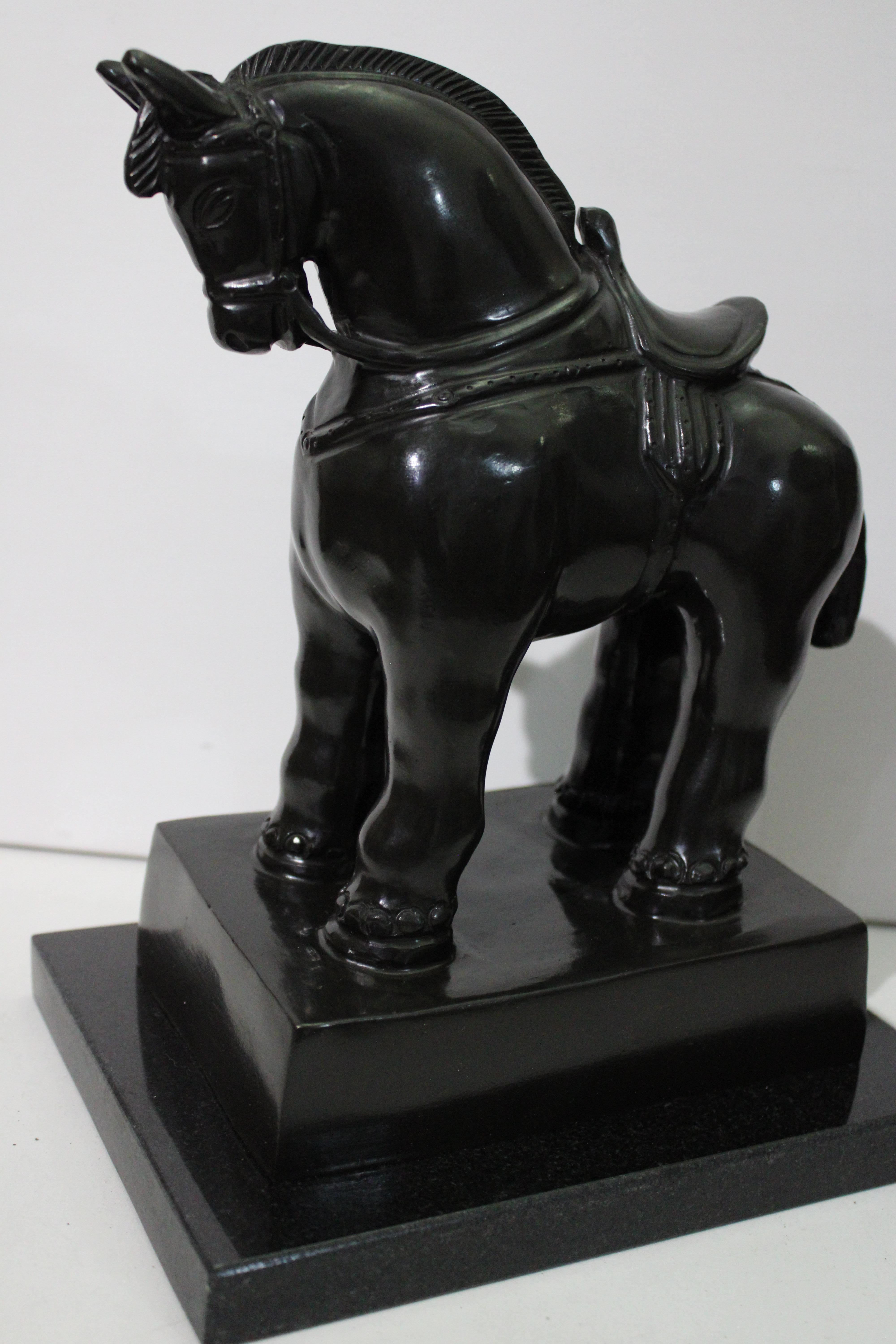 Fernando Botero Figurative Sculpture – Nach Botero - Pferd mit Sattel Bronzeskulptur