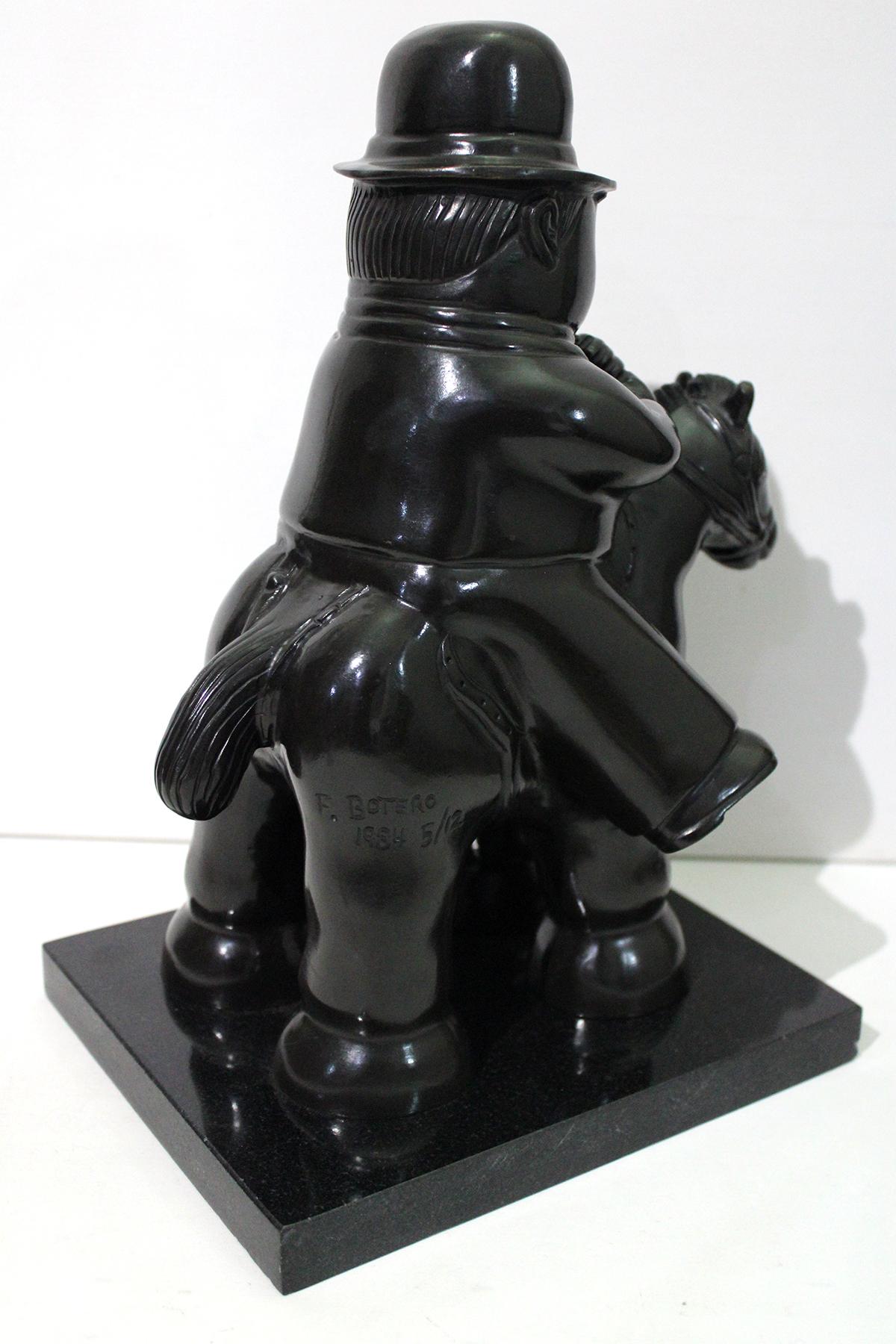 Dopo Fernando Botero
Scultura in bronzo fuso di Fernando Botero, dal 1932 al 2023, un artista colombiano il cui stile caratteristico, noto anche come Boterismo, raffigura persone e figure con volumi grandi ed esagerati. La statuetta rappresenta un