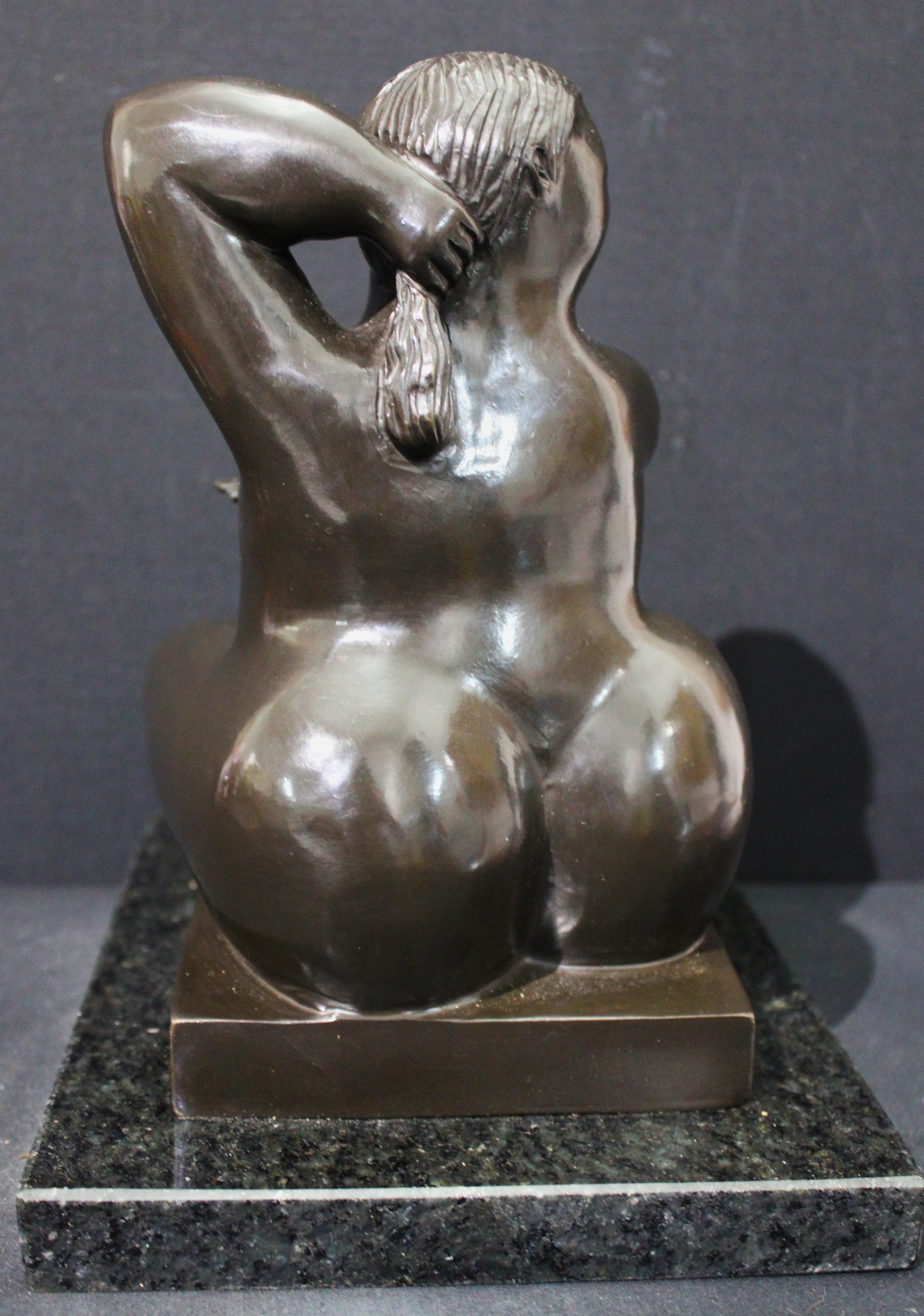 D'après Botero - Sculpture en bronze Femme nue assise 5