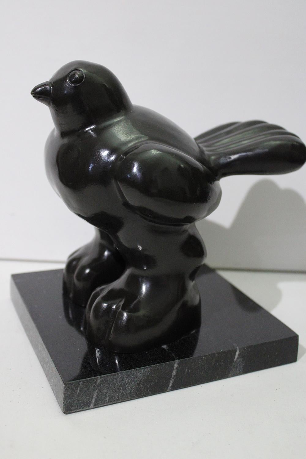 Nach Botero – Kleiner Vogel  Bildhauerei im Angebot 4