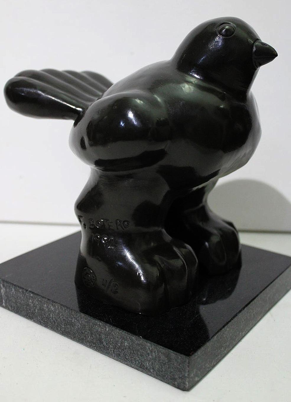 Figurative Sculpture di Fernando Botero - Dopo Botero - Piccolo uccello  Scultura