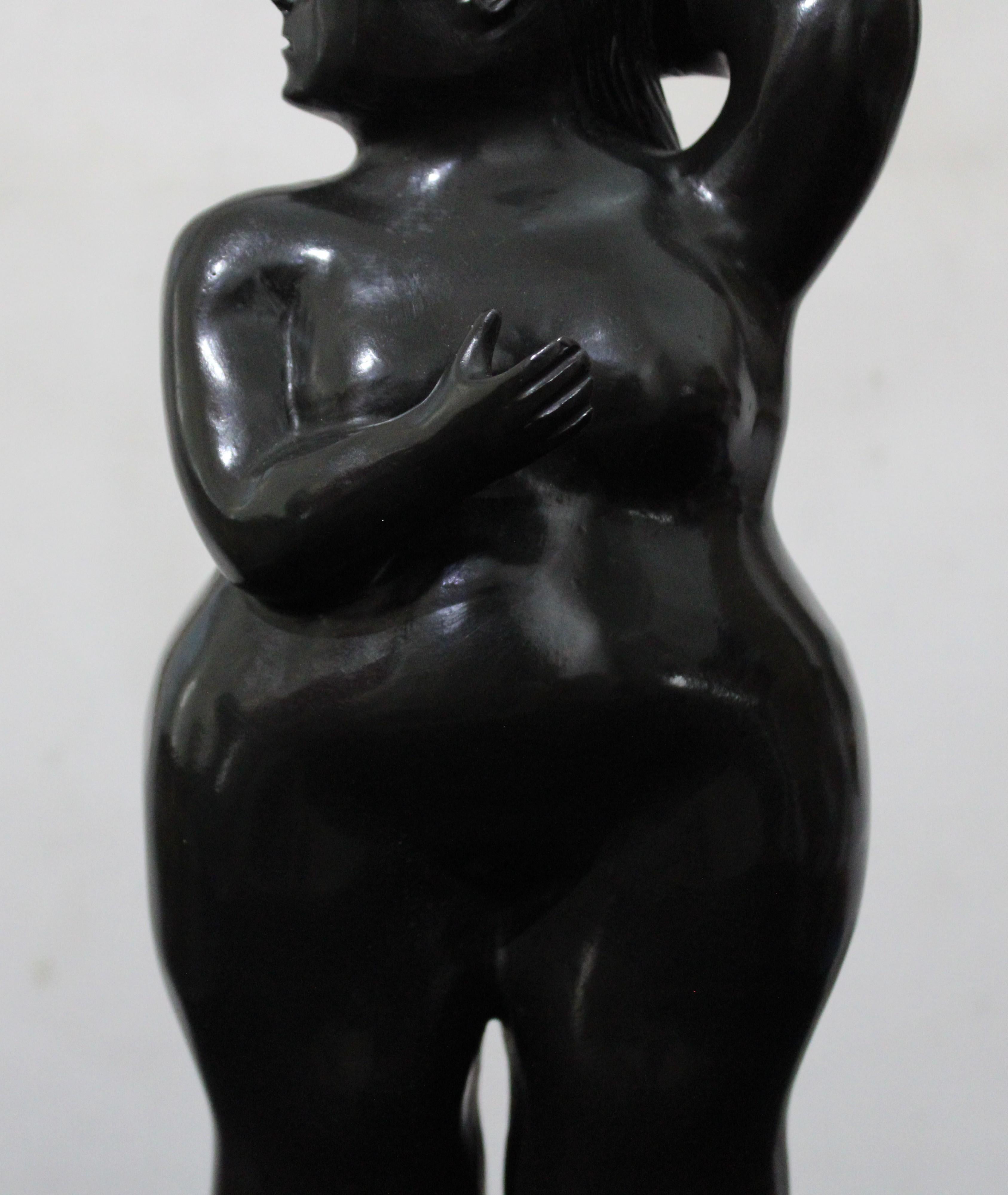 Nach Botero - Stehende Frau Bronzeskulptur im Angebot 5