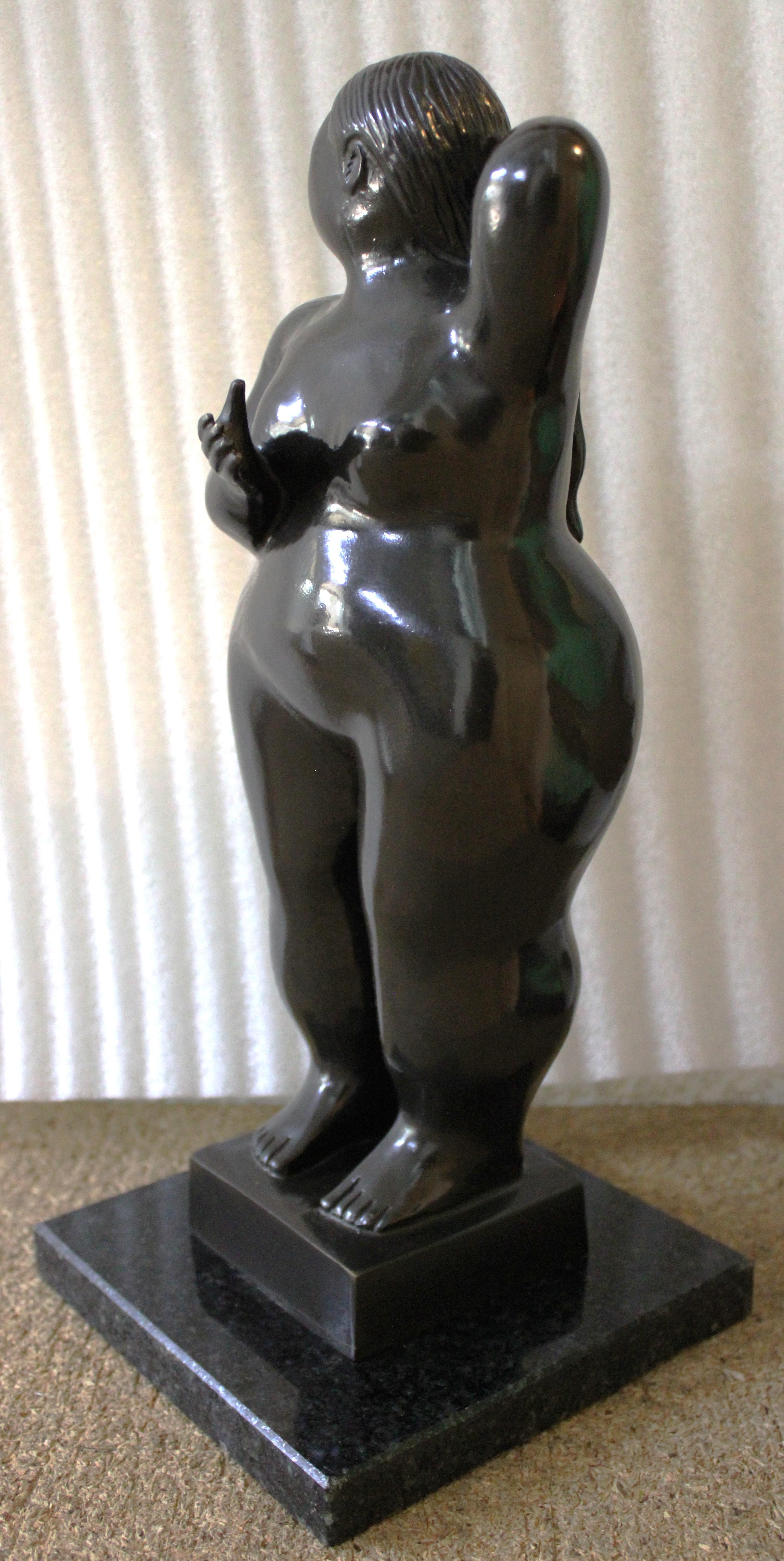 Después de Botero -Escultura de bronce Mujer de pie - Sculpture de Fernando Botero