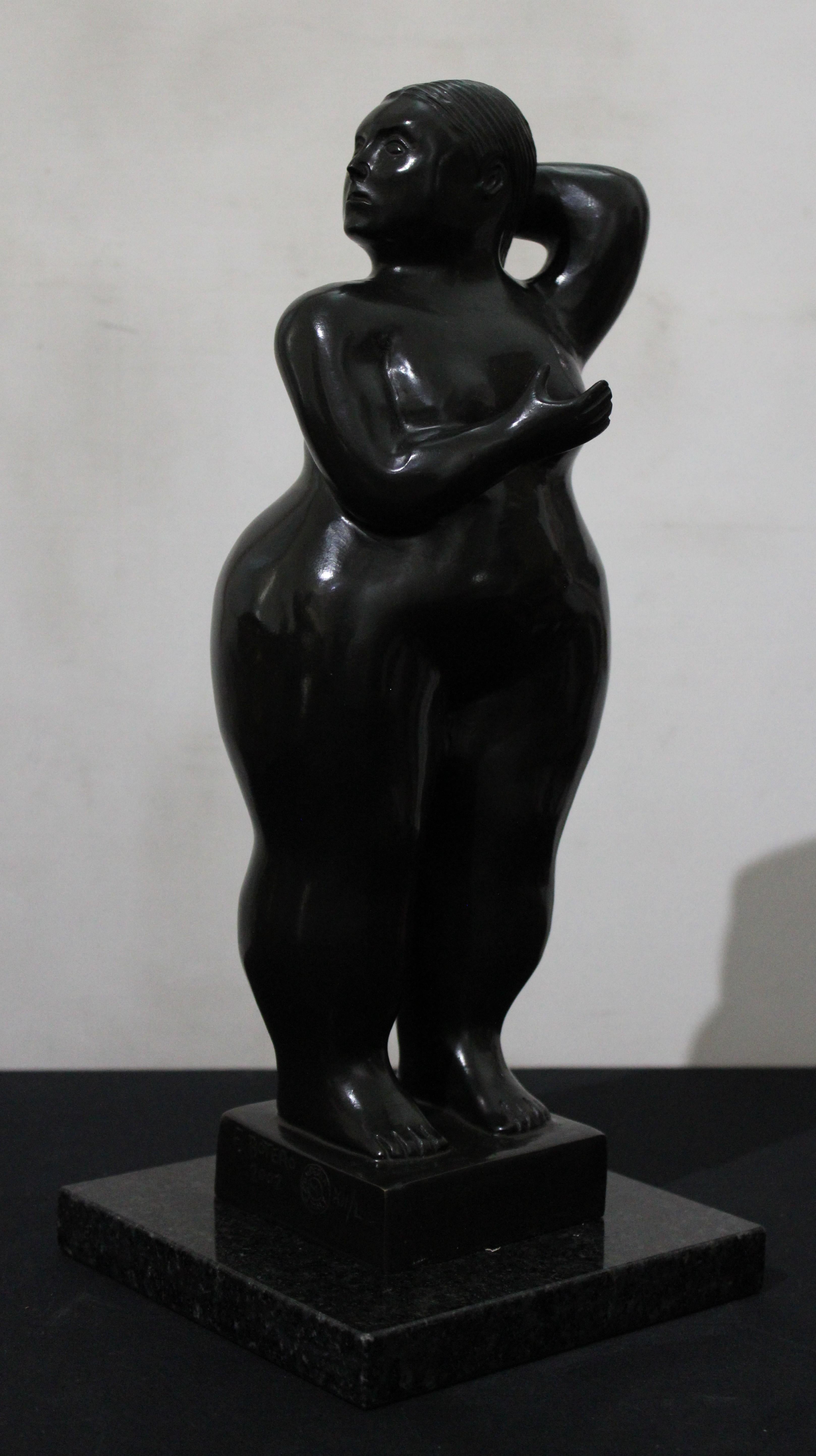 Nach Botero - Stehende Frau Bronzeskulptur – Sculpture von Fernando Botero