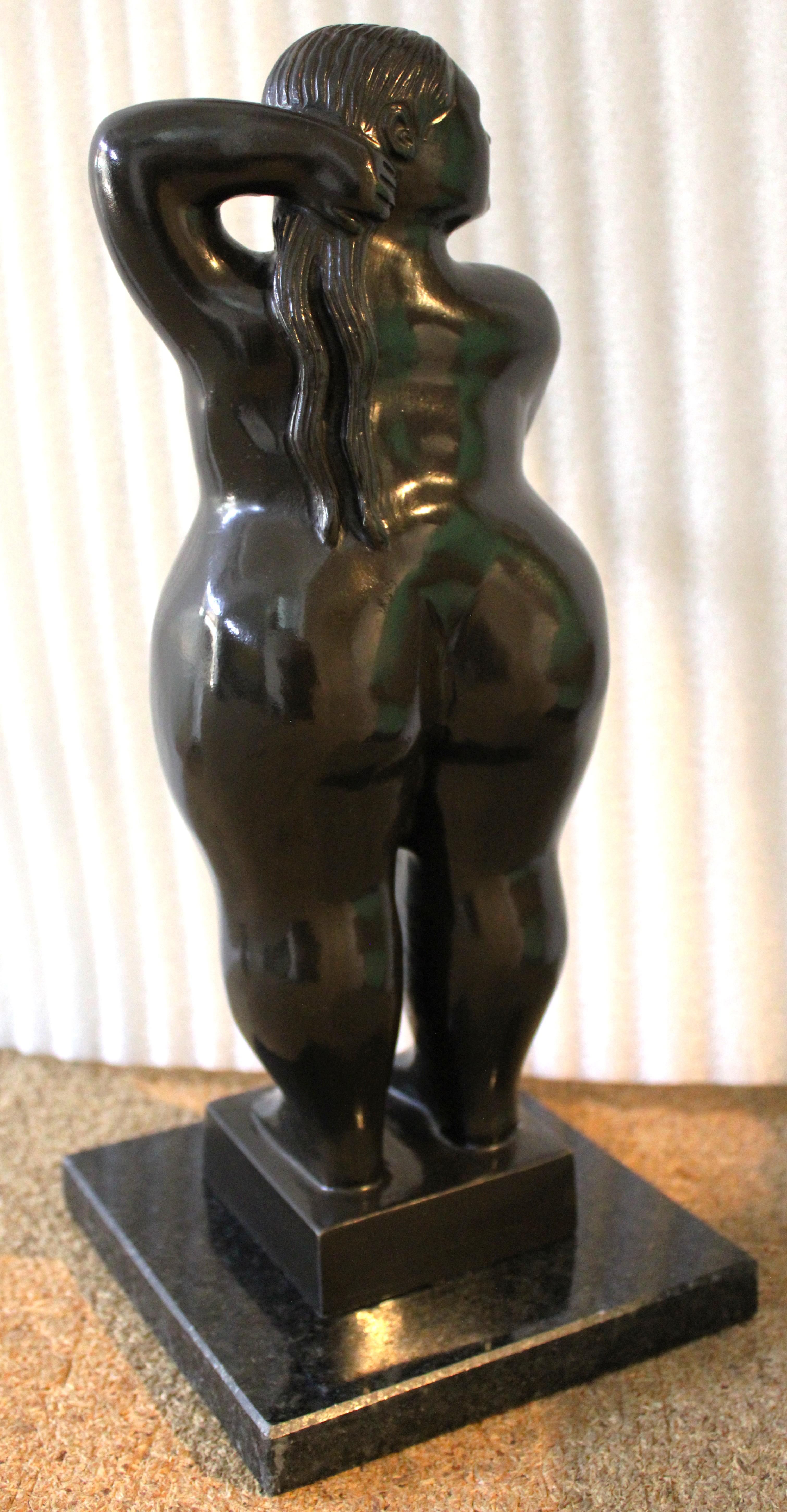 Después de Botero -Escultura de bronce Mujer de pie - Still-Life Sculpture Oro de Fernando Botero