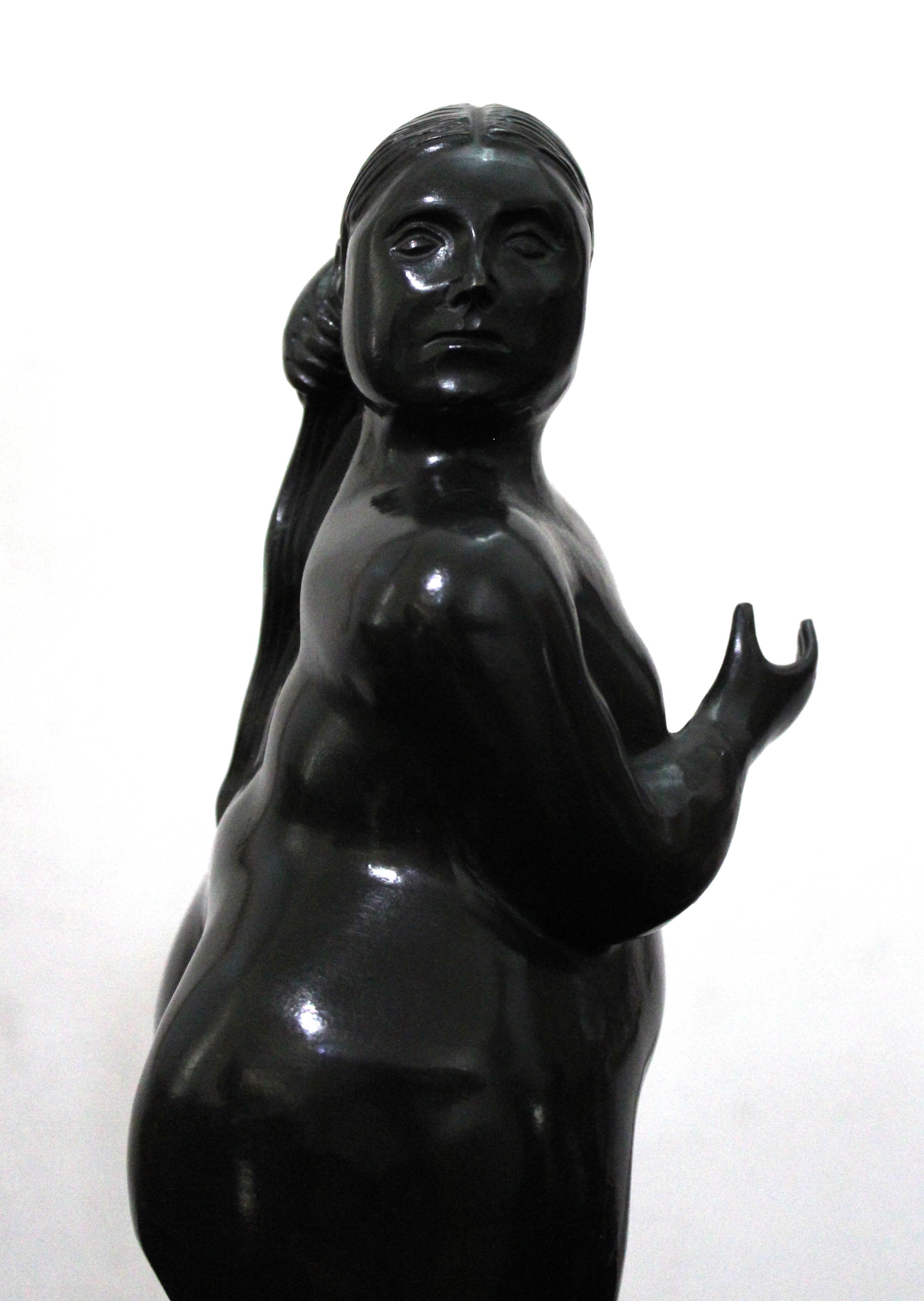 Nach Botero - Stehende Frau Bronzeskulptur (Gold), Abstract Sculpture, von Fernando Botero