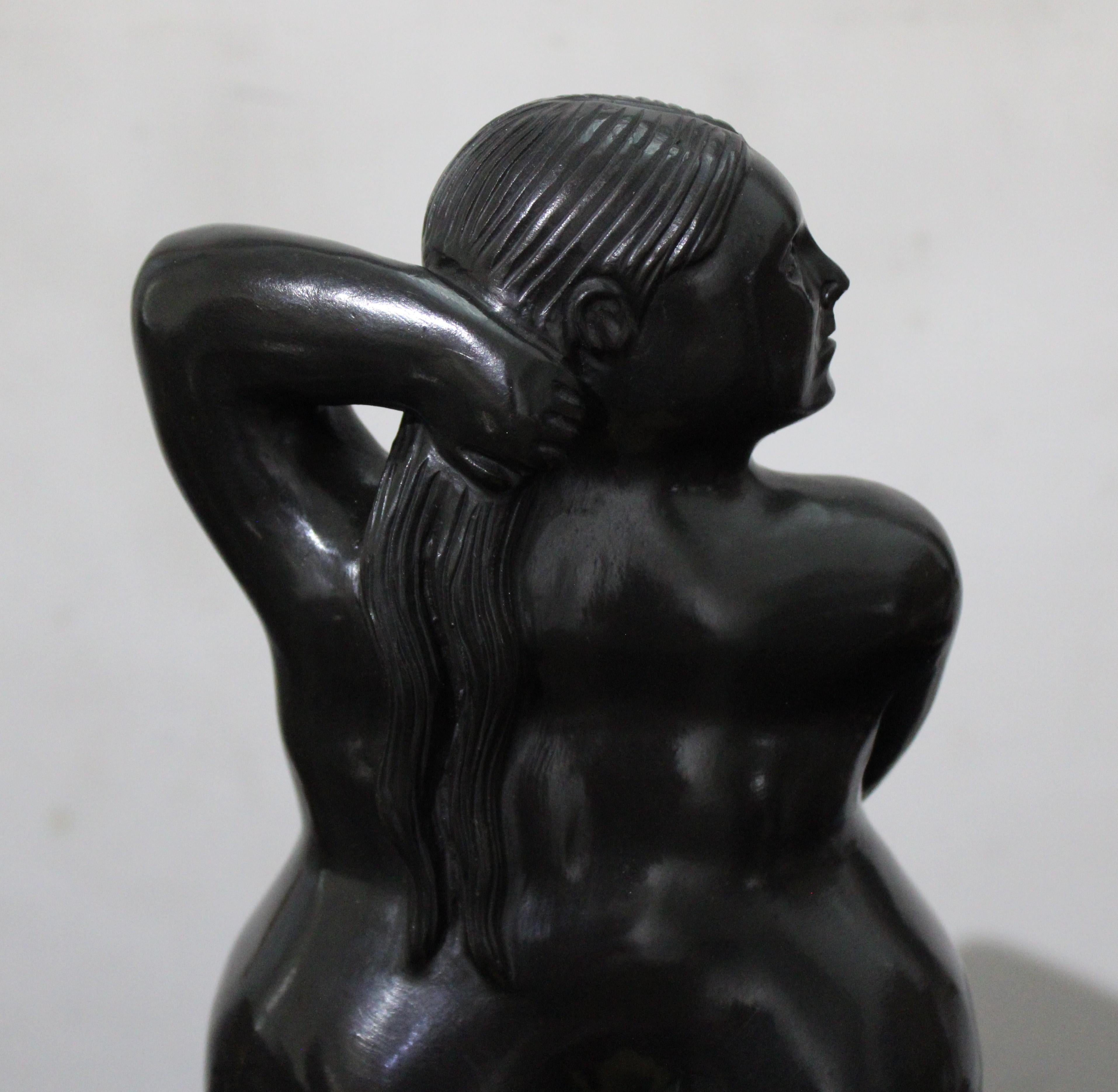 Nach Botero - Stehende Frau Bronzeskulptur im Angebot 3