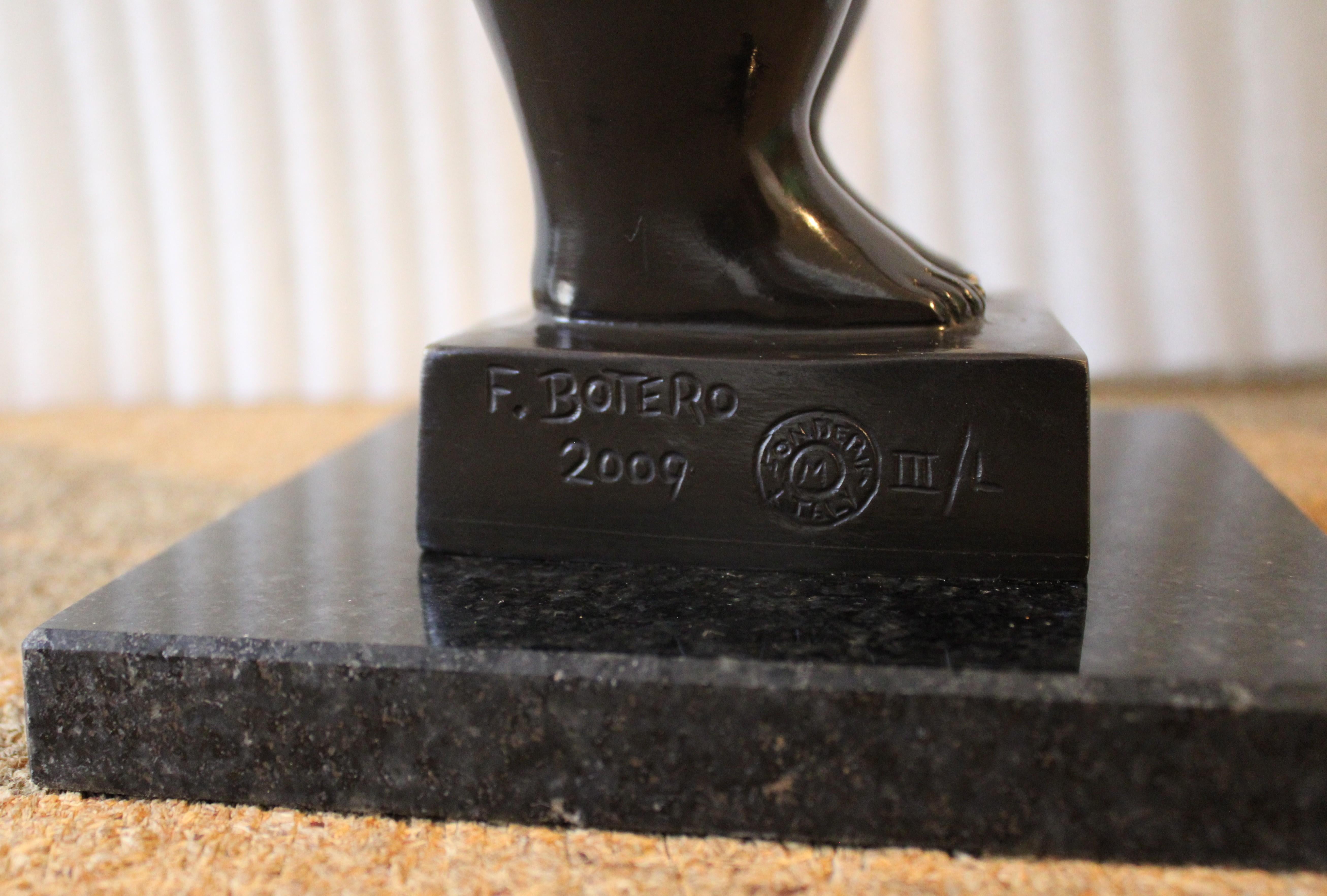 After Botero - Standing Woman Bronze Sculpture en vente 6