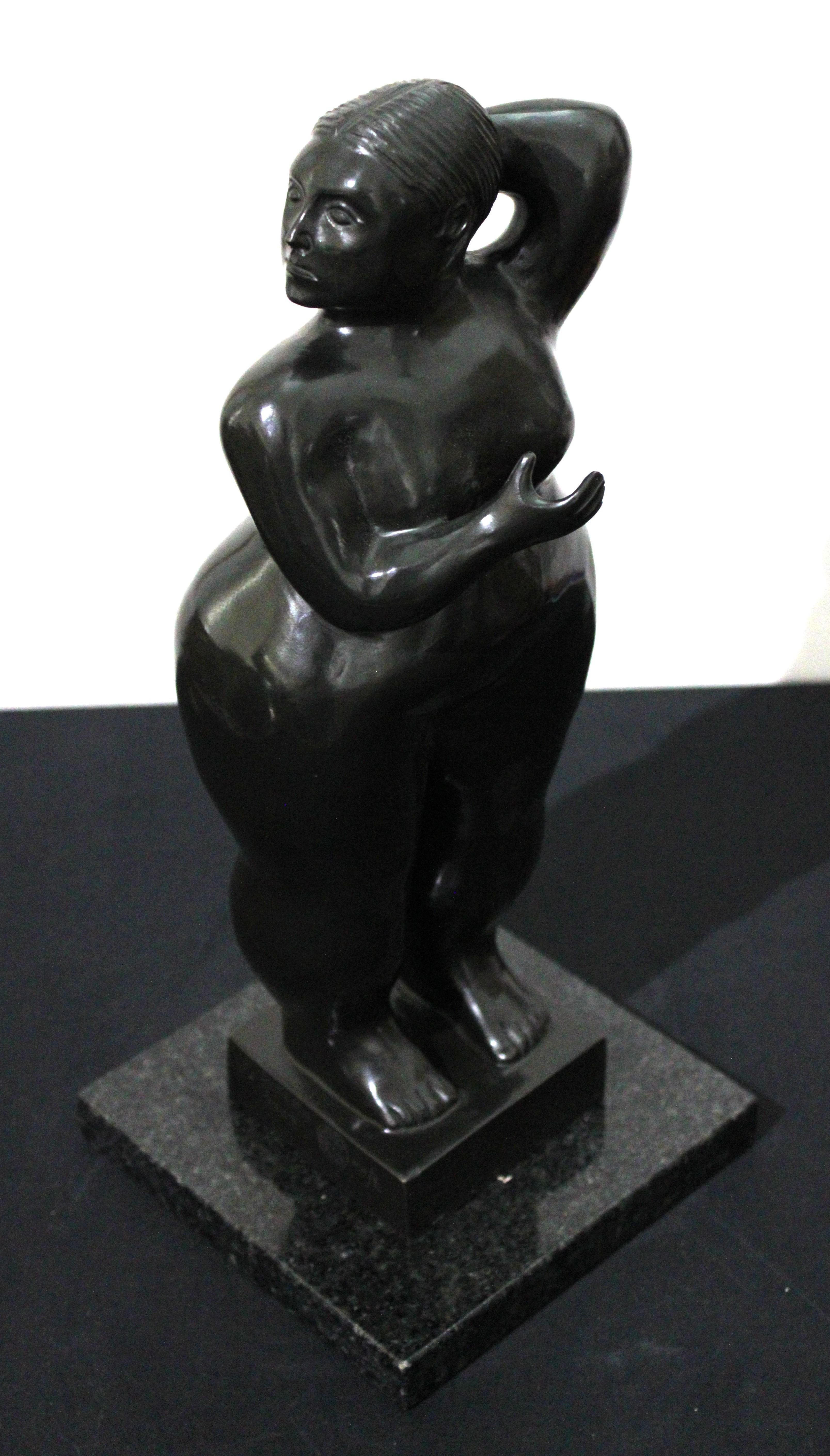 Fernando Botero Abstract Sculpture – Nach Botero - Stehende Frau Bronzeskulptur