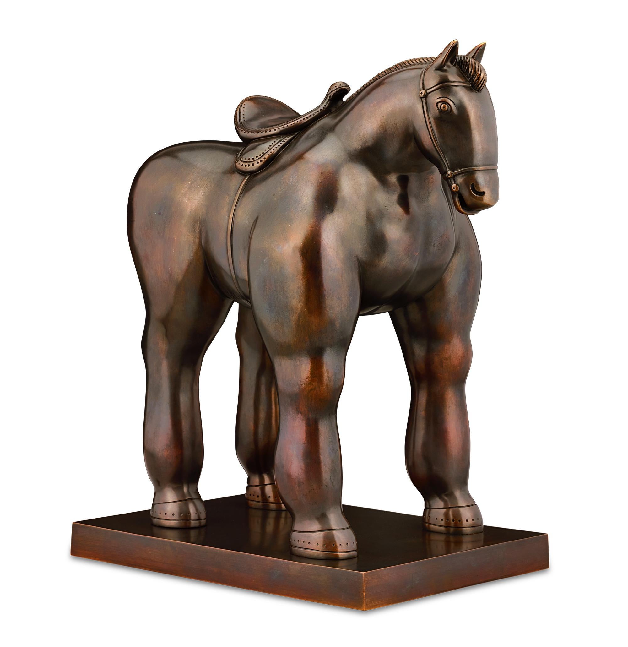 Fernando Botero
1932-2023  Kolumbien

Pferd mit Sattel

Signiert "Botero 2/6" auf der Rückseite rechts
Bronze mit brauner Patina

Eines der berühmtesten bildhauerischen Sujets von Fernando Botero, das Pferd mit Sattel, veranschaulicht die