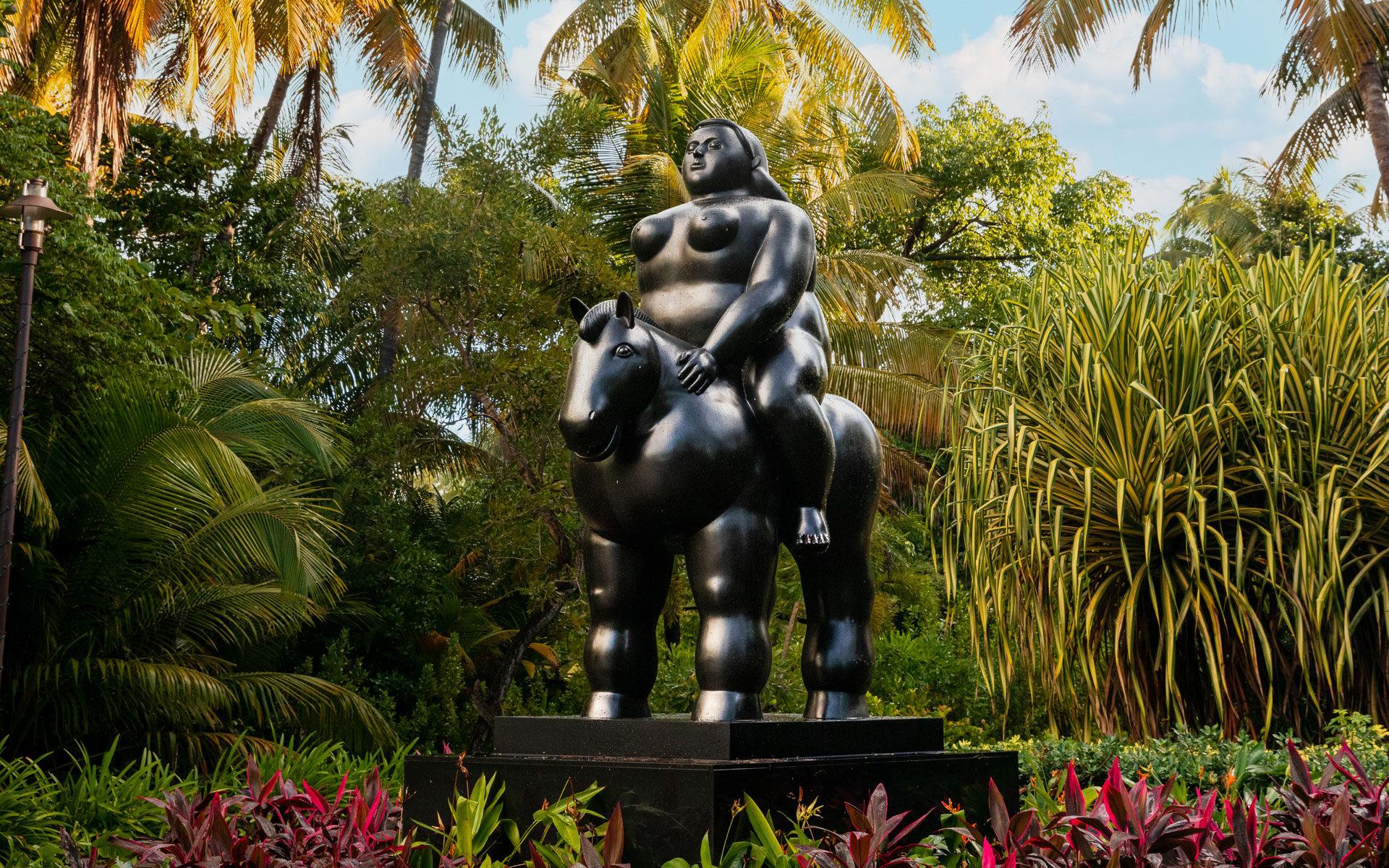 Fernando Botero Figurative Sculpture – Mujer a Caballo (monumental)