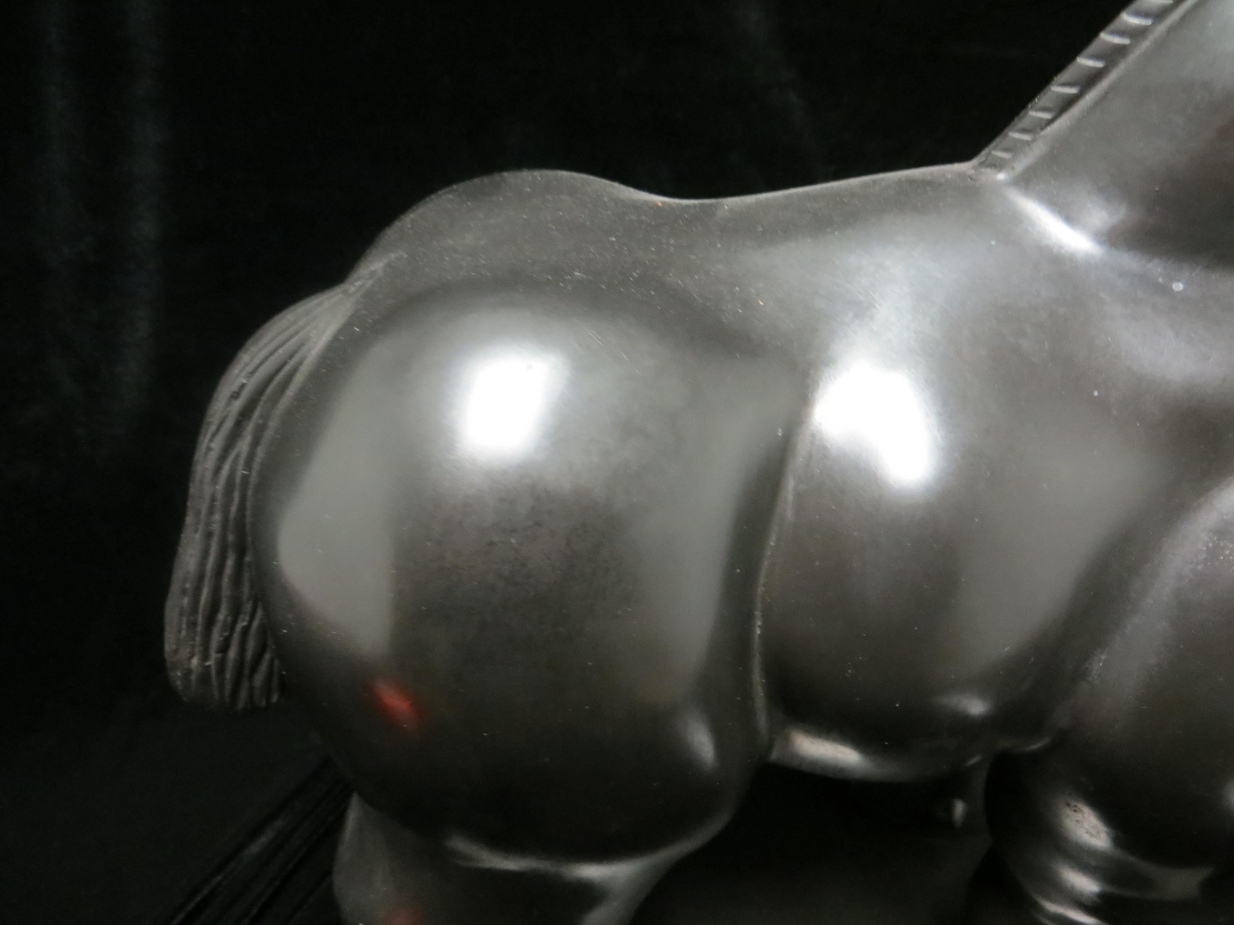 Le cheval - Or Figurative Sculpture par Fernando Botero