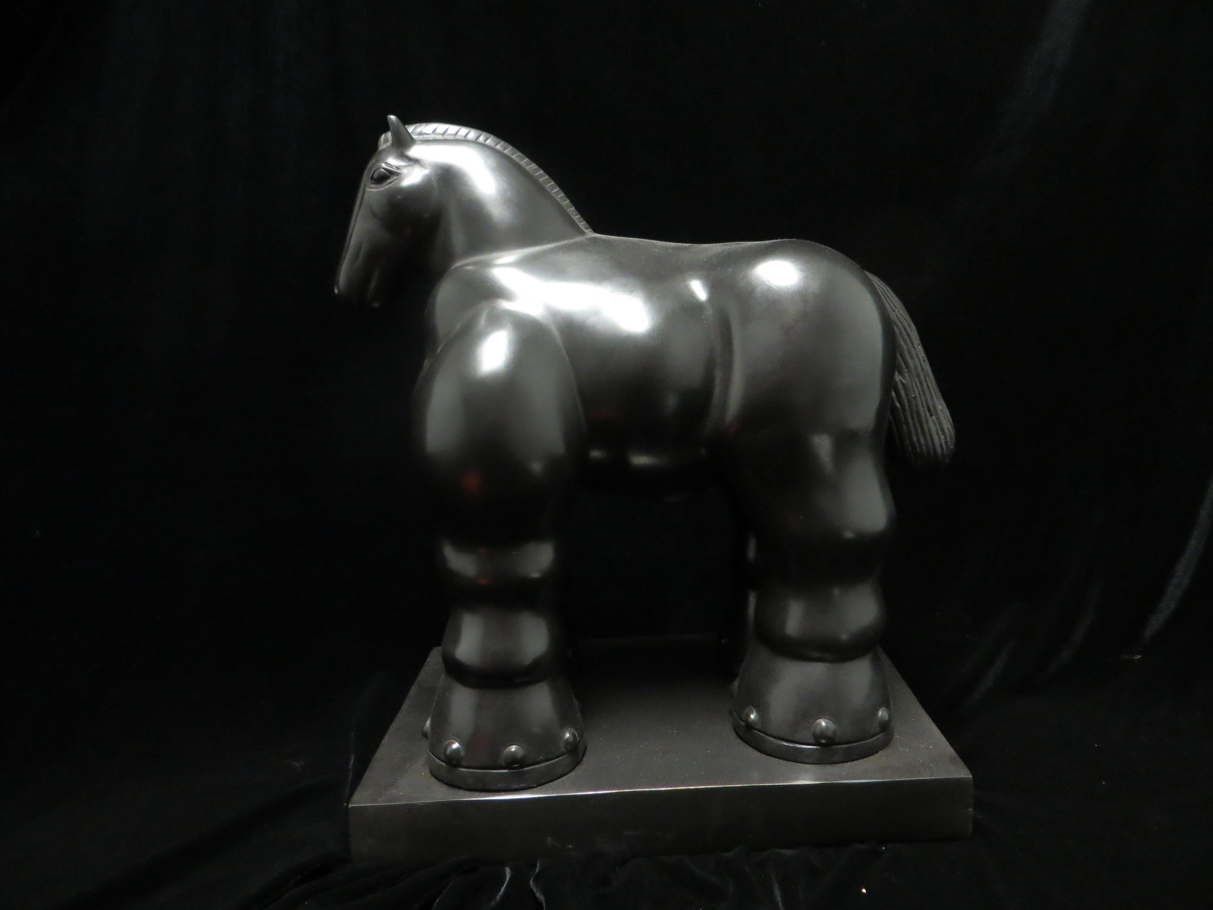 Fernando Botero est né à Medellin en 1932. De Colombie:: il a voyagé en Espagne et à Paris avant de s'installer à Florence où il a trouvé son inspiration auprès des maîtres italiens du Quattrocentro:: découvrant des techniques d'une époque révolue.